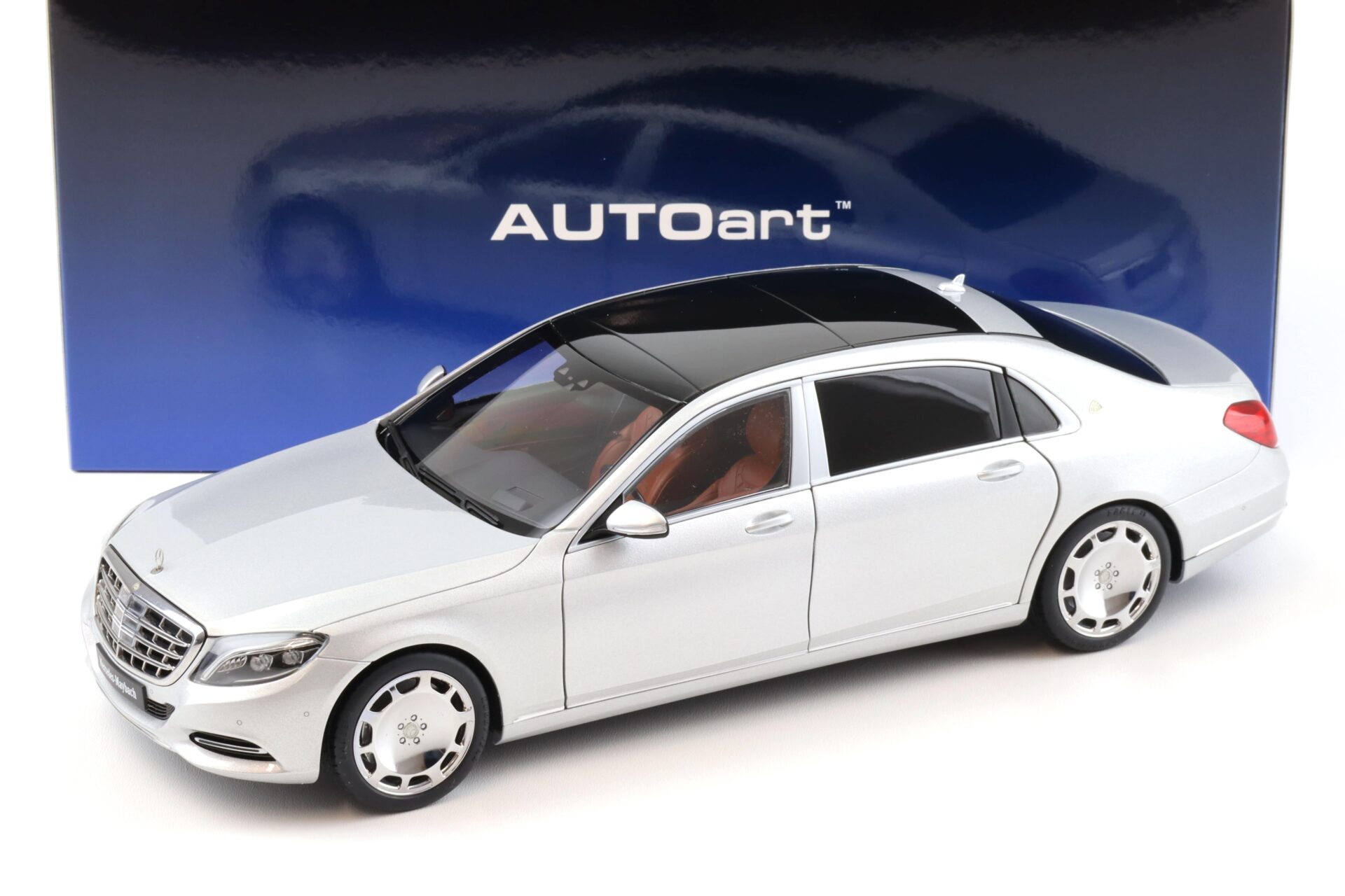 ID 92119 orig 1.jpg 1:18 AUTOart Mercedes - Maybach S-Klasse S600 Limousine silver 76292