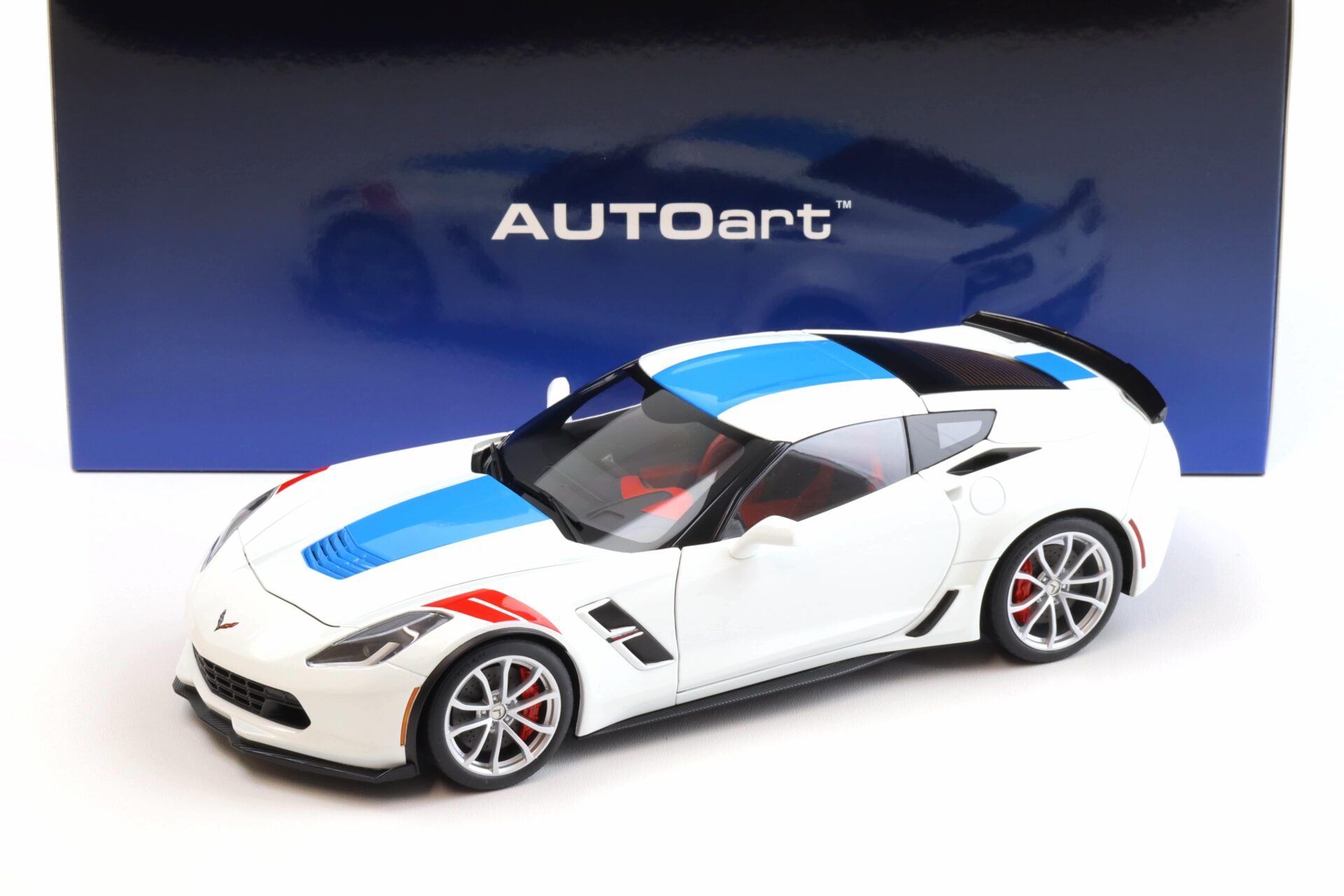 ID 92124 orig 1.jpg 1:18 AUTOart Chevrolet Corvette C7 Grand Sport Arctic white/ blue stripes 71271