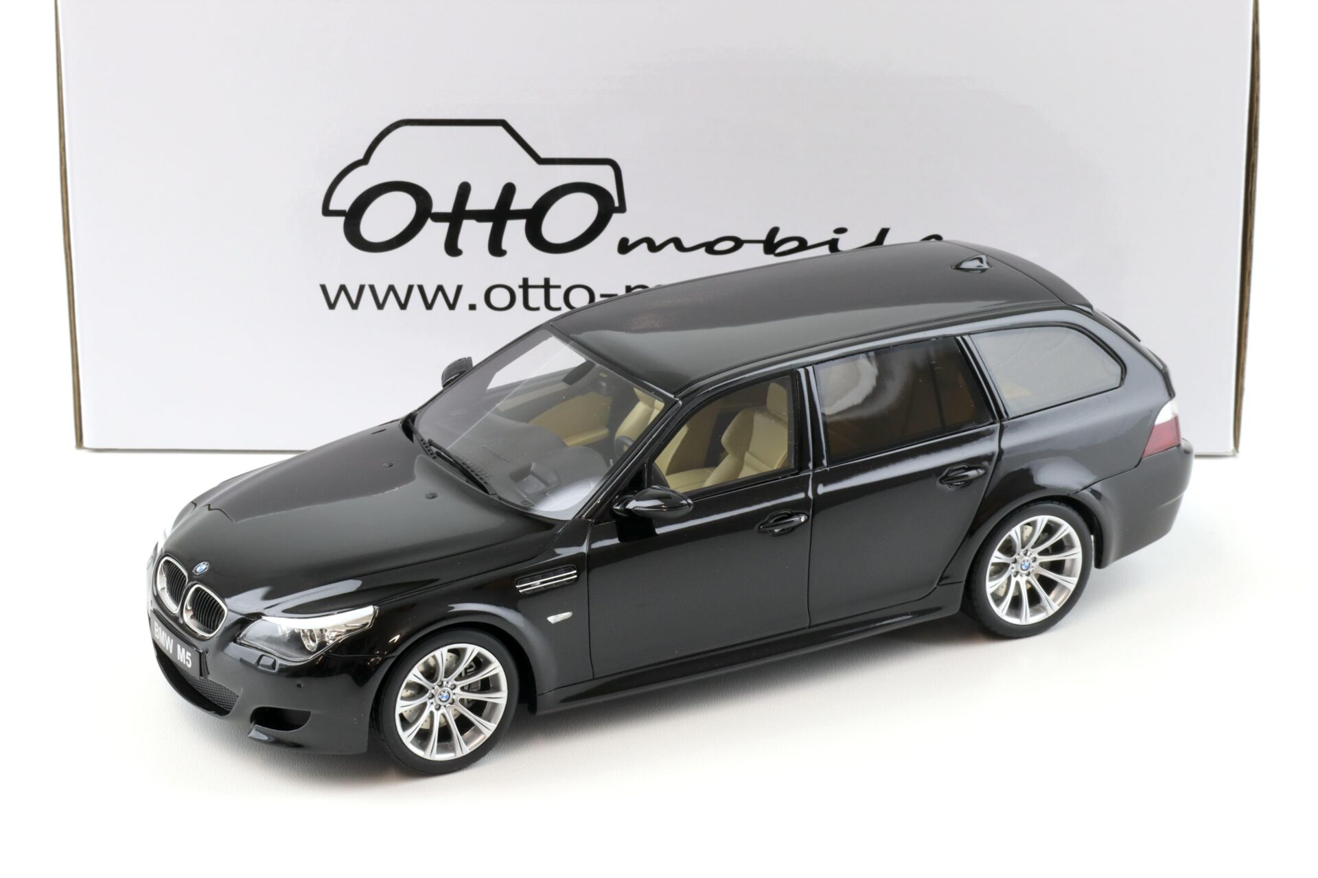 ID 92465 orig 1.jpg 1:18 OTTO mobile OT1020 BMW M5 (E61) Touring black 2004