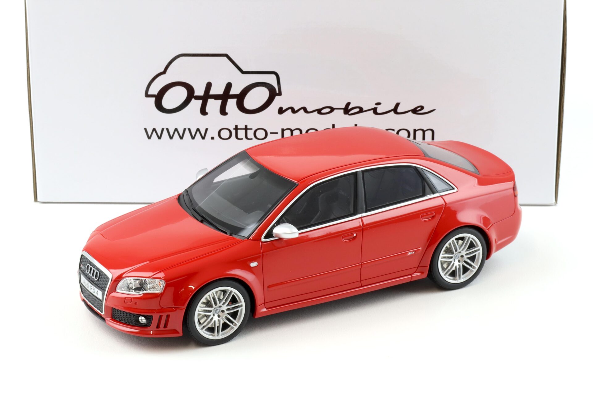1:18 OTTO mobile OT400 Audi RS4 Limousine B7 4.2 FSI Misano red 2005