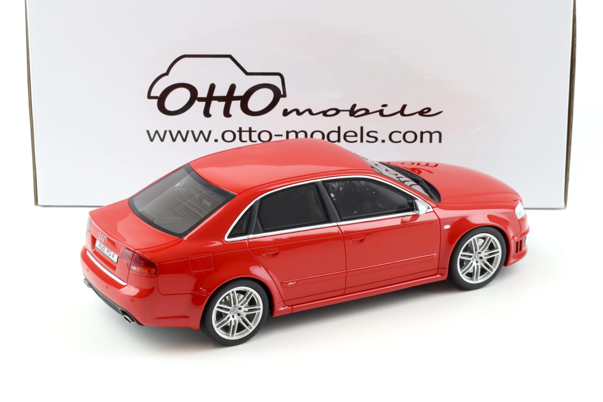 1:18 OTTO mobile OT400 Audi RS4 Limousine B7 4.2 FSI Misano red 2005