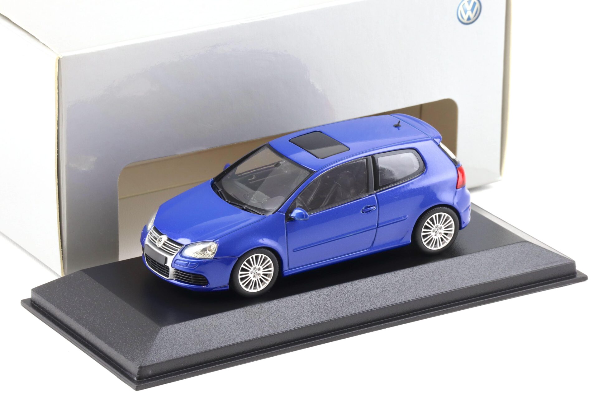 1:43 Minichamps VW Golf V R32 deep blue metallic DEALER VERSION
