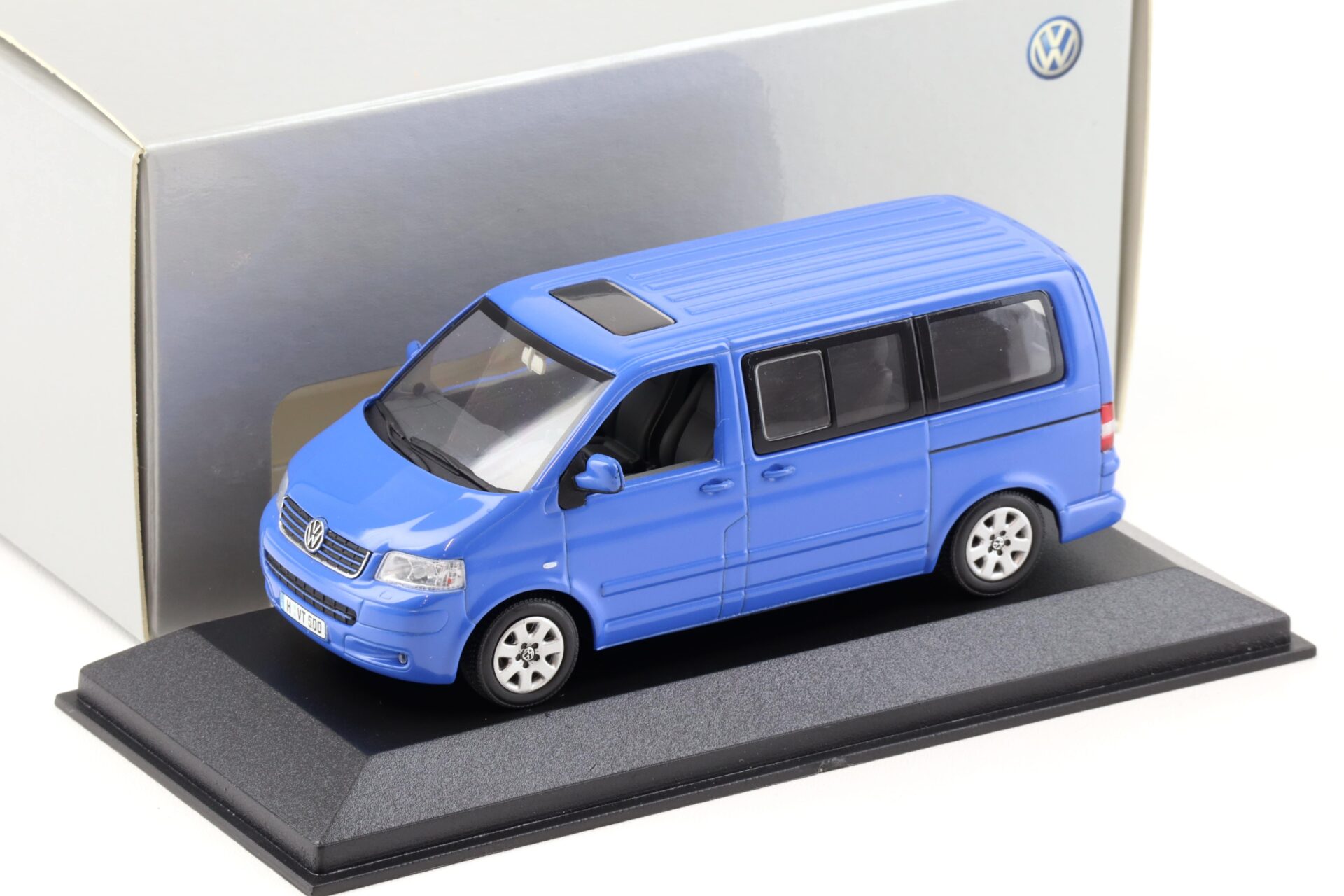 1:43 Minichamps VW T5 Multivan blue 2003 DEALER VERSION