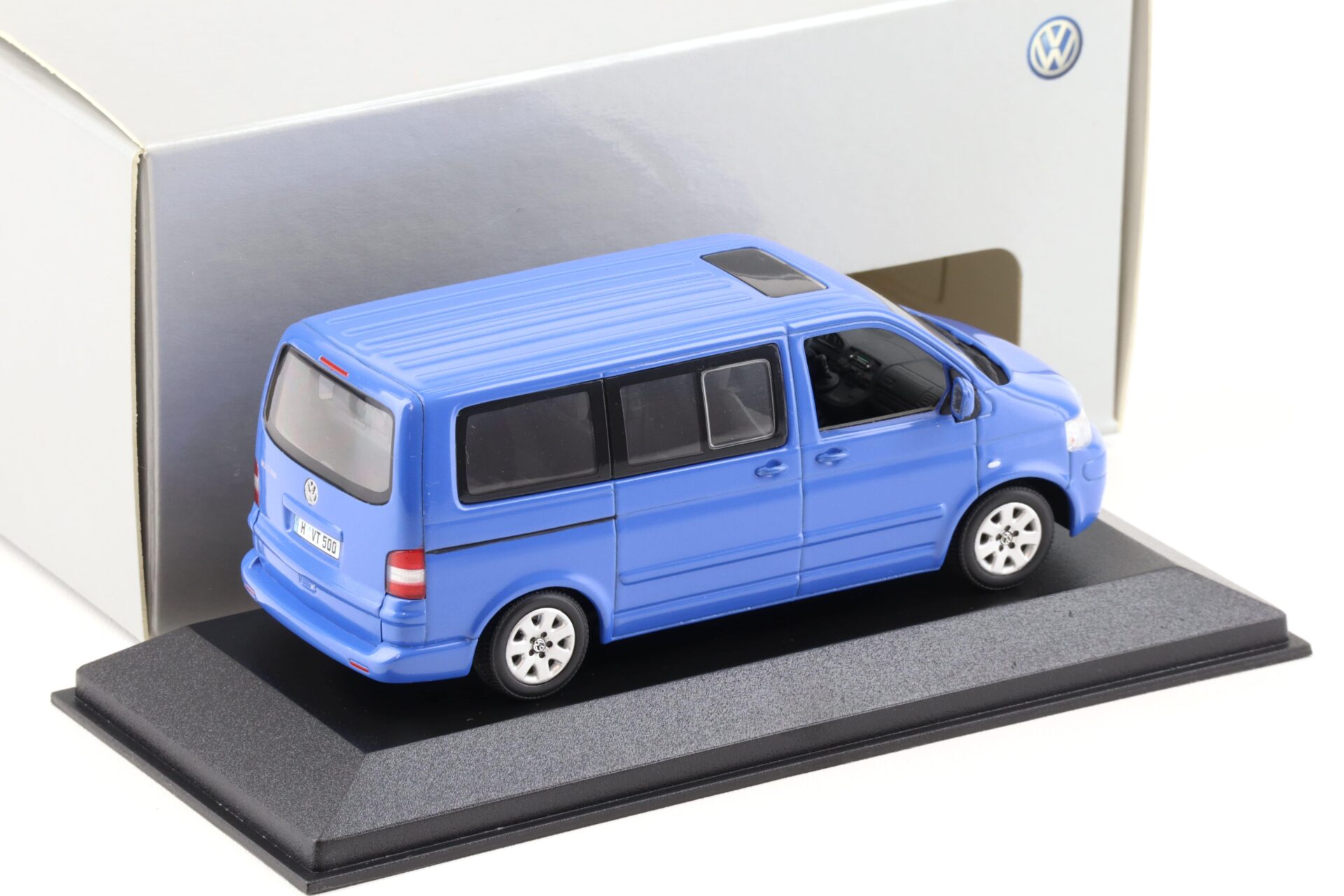 1:43 Minichamps VW T5 Multivan blue 2003 DEALER VERSION