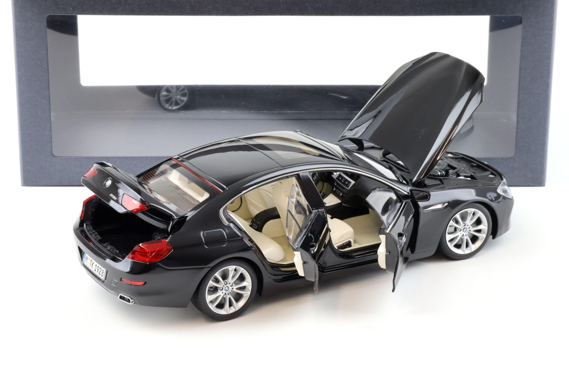 1:18 Paragon 2013 BMW 6 Series 650i F06 Gran Coupe black Sapphire DEALER VERSION