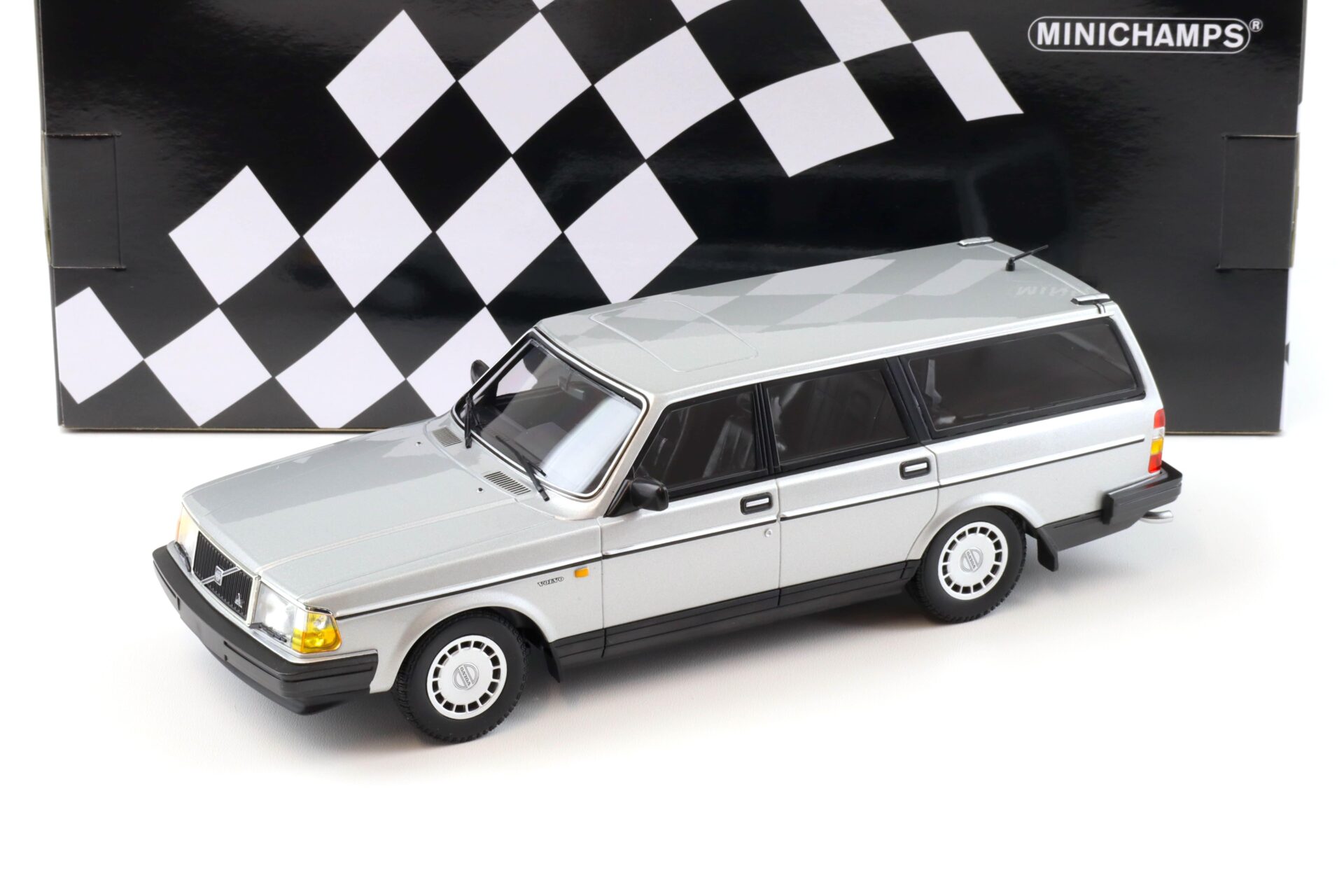 ID 93388 orig.jpg 1:18 Minichamps Volvo 240 GL Break Estate 1986 silver metallic