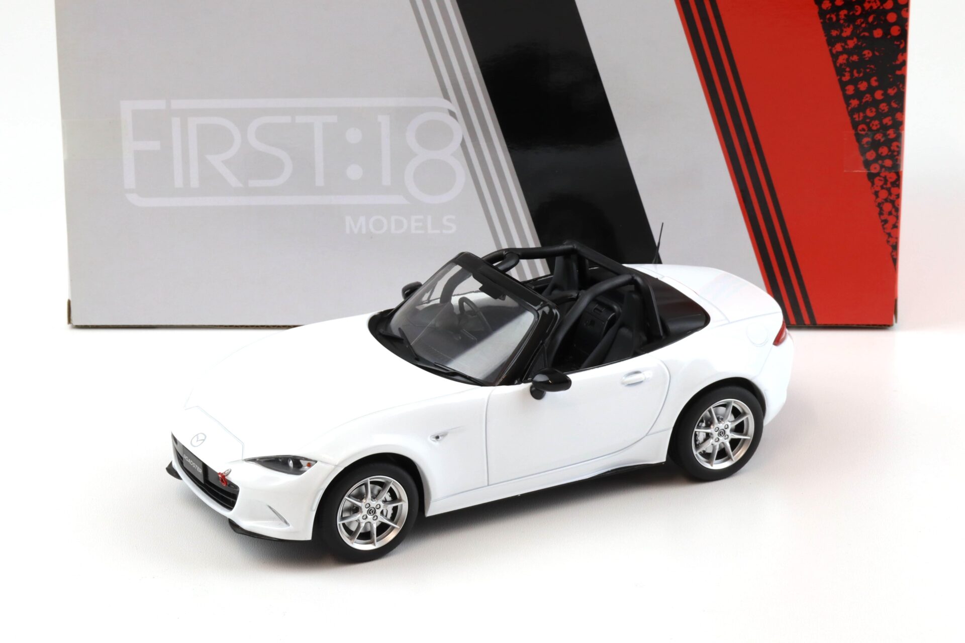 1:18 First18 Mazda MX-5 Roadster NR-A 2015 RHD white