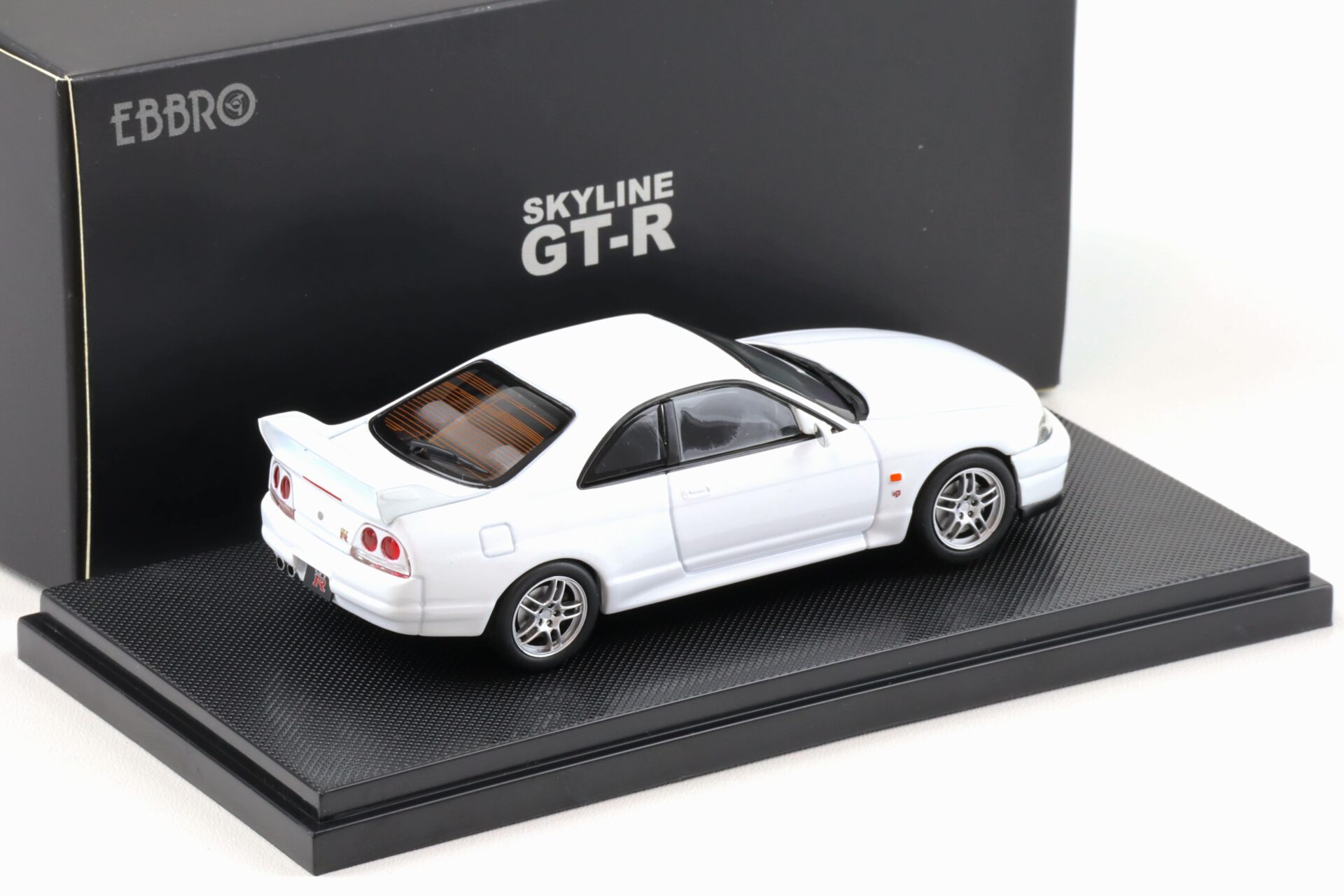 1:43 Ebbro Nissan Skyline GT-R (R33) Vspec 1995 white