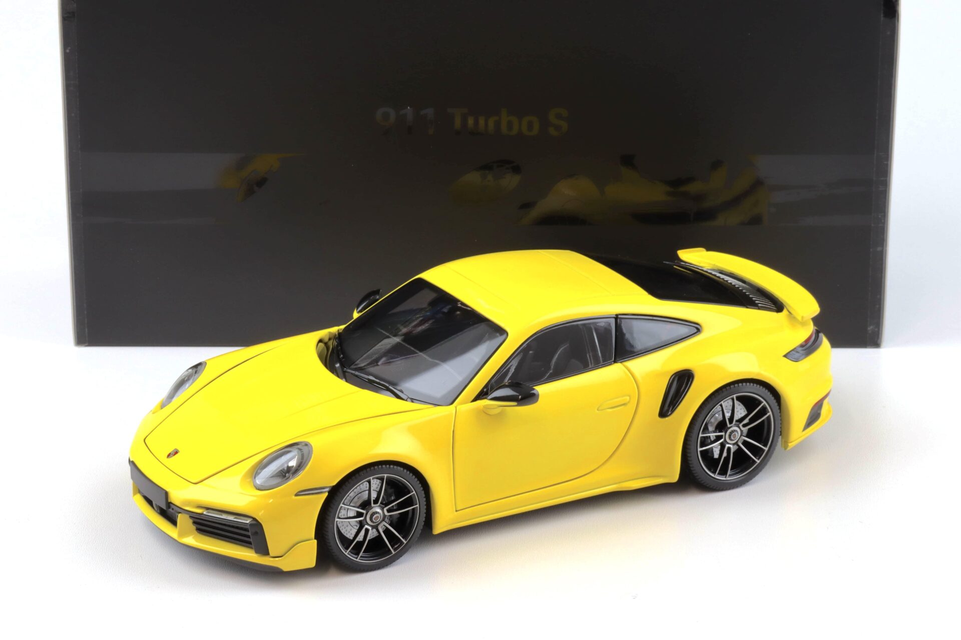 ID 94436 orig 1.jpg 1:18 Minichamps Porsche 911 (992) Turbo S Coupe Sport Design 2021 yellow
