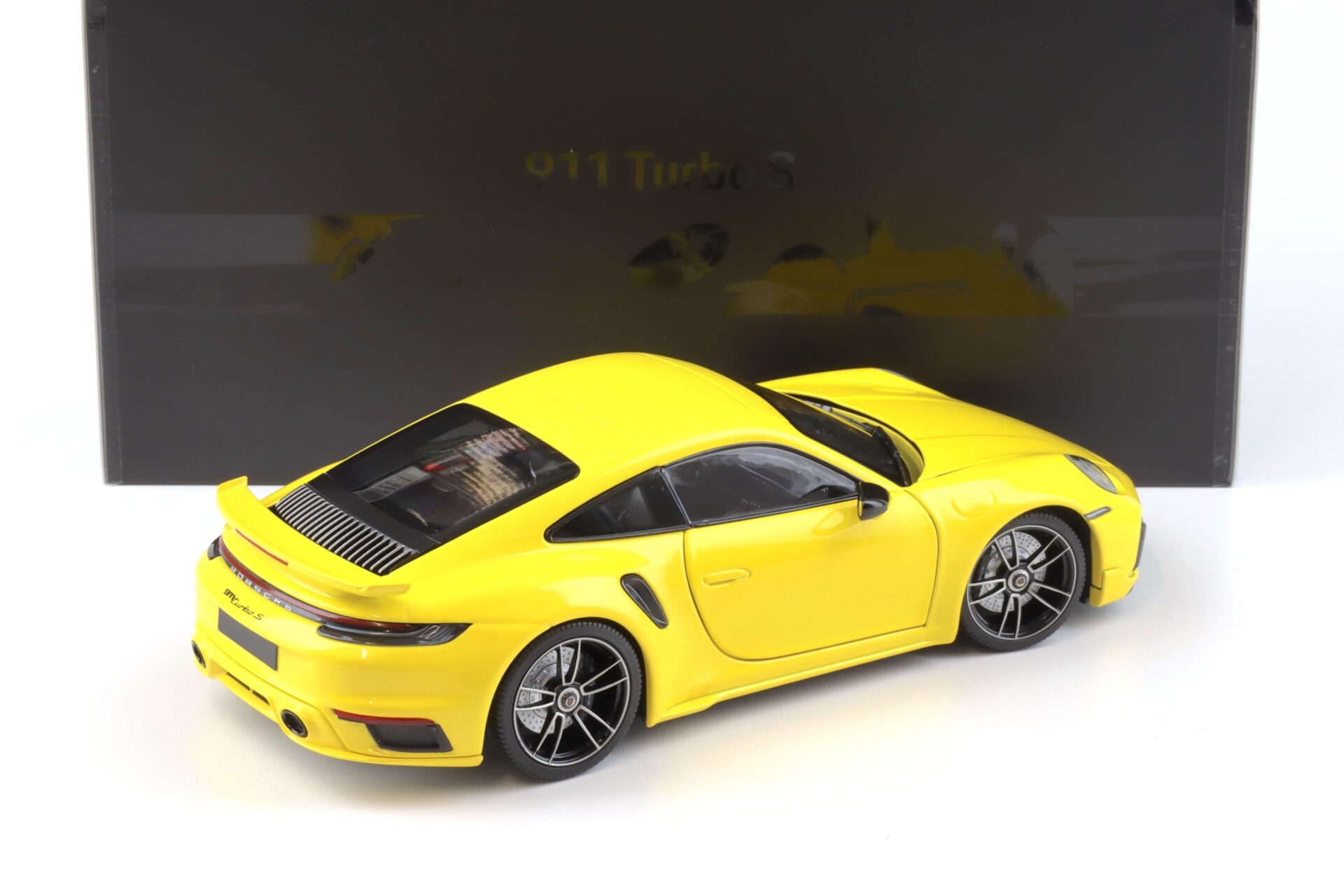 1:18 Minichamps Porsche 911 (992) Turbo S Coupe Sport Design 2021 yellow