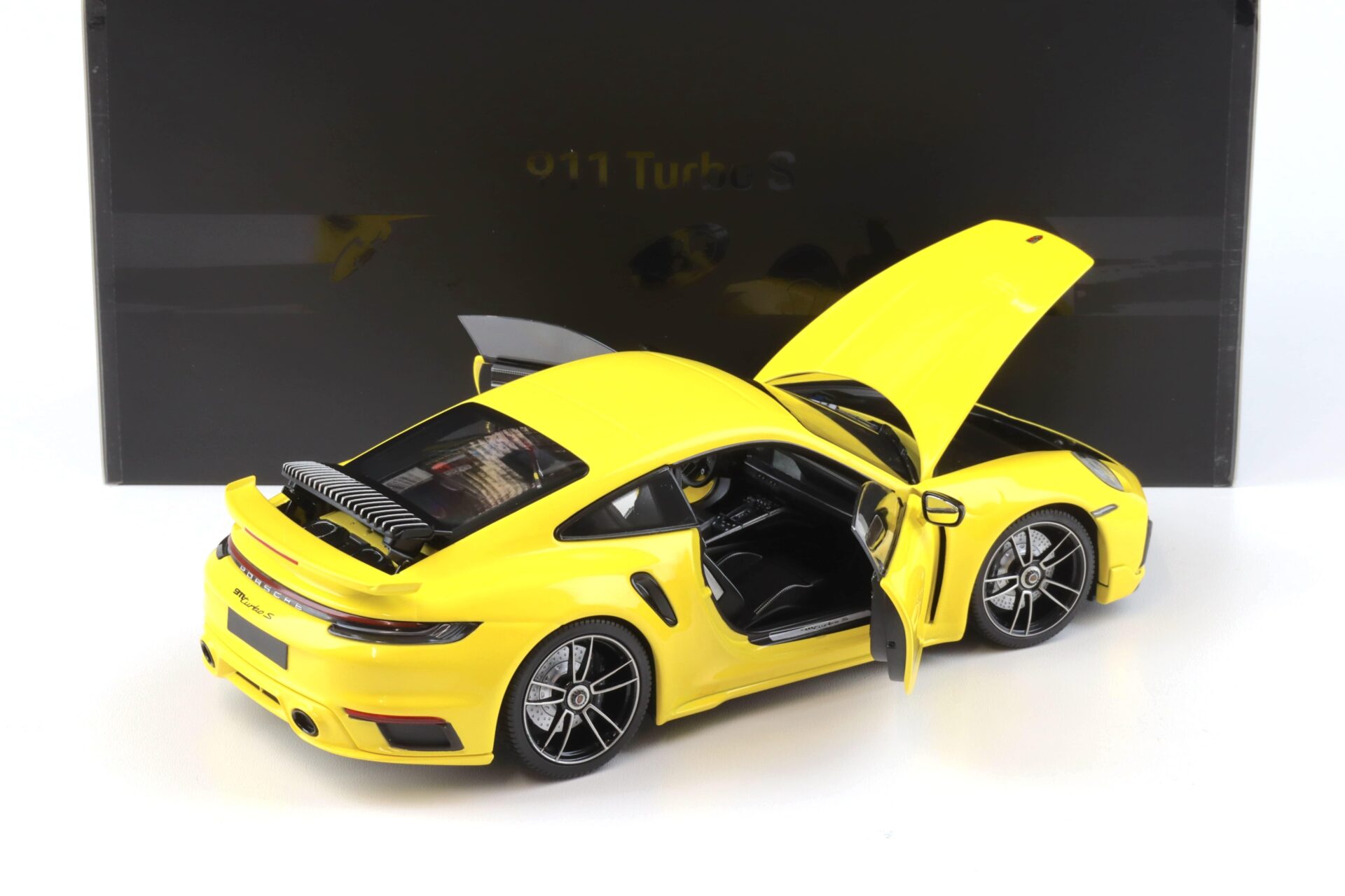 1:18 Minichamps Porsche 911 (992) Turbo S Coupe Sport Design 2021 yellow