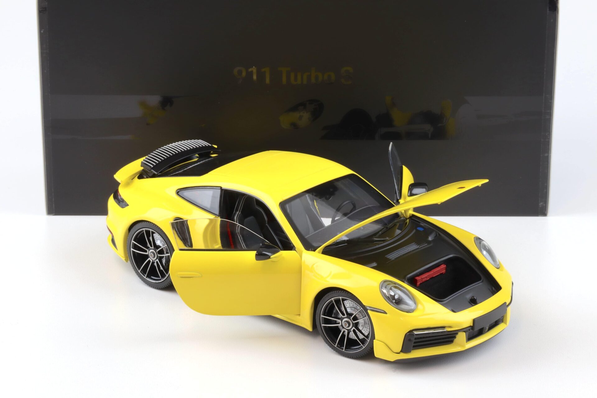 1:18 Minichamps Porsche 911 (992) Turbo S Coupe Sport Design 2021 yellow