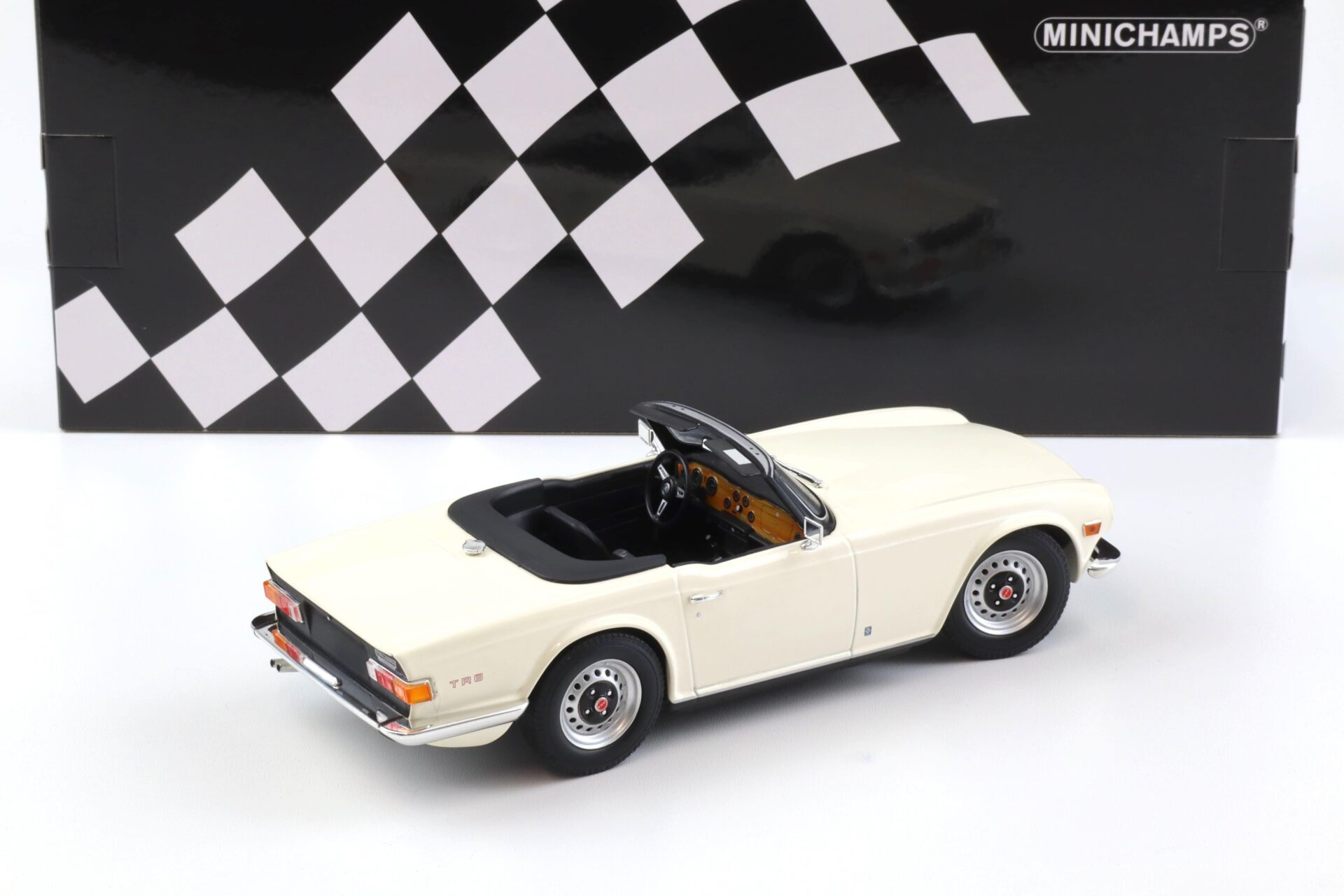 1:18 Minichamps Triumph TR6 Roadster 1969 LHD white