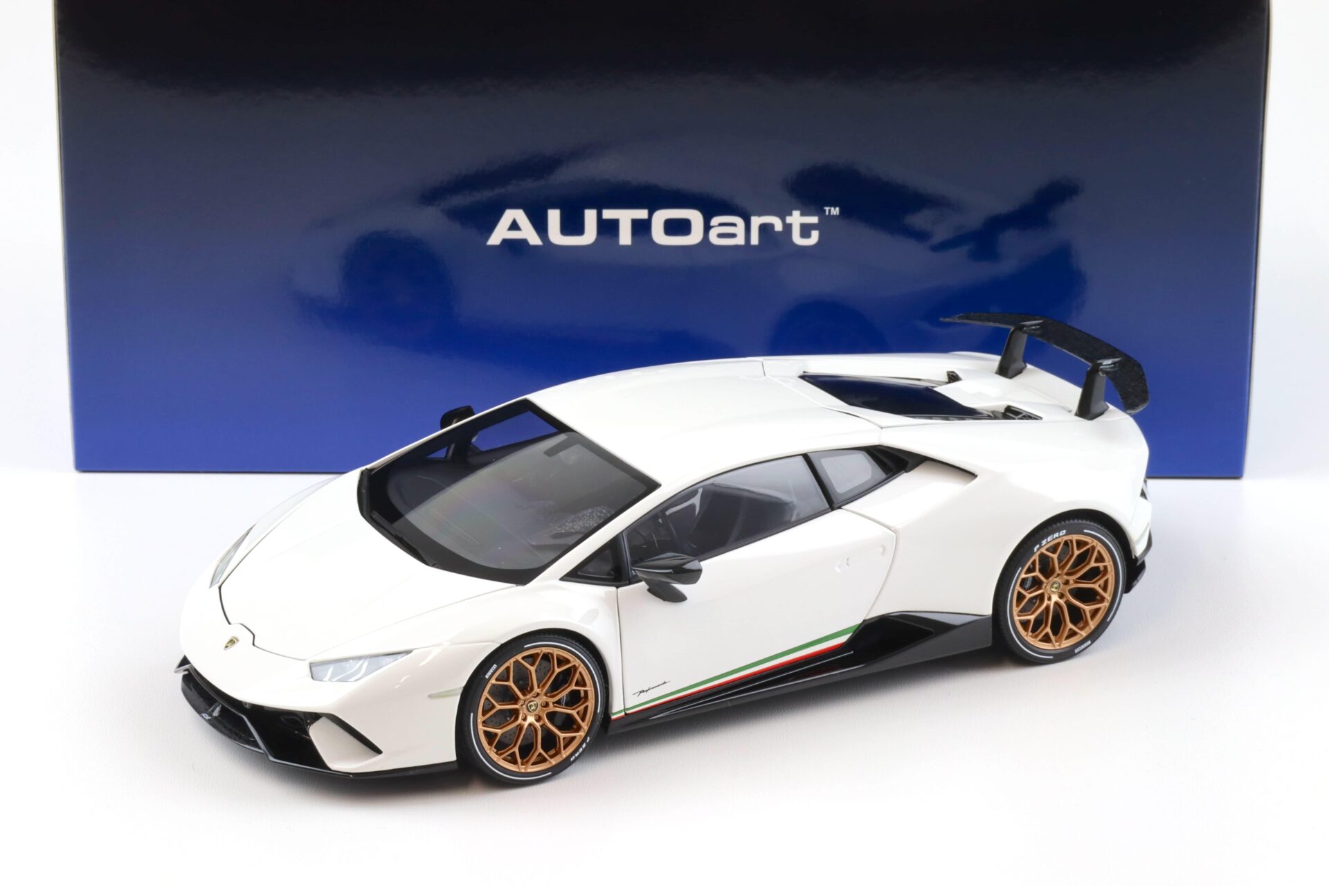ID 94583 orig.jpg 1:18 AUTOart Lamborghini Huracan Performante Bianco Monocerus/ solid white 79151