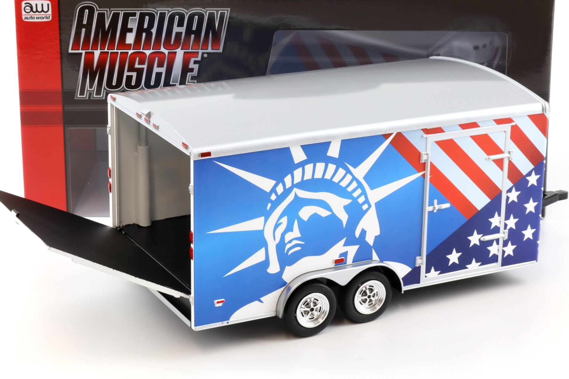 1:18 Auto World Four Wheel Enclosed Trailer Anhänger Patriotic USA red/white/blue