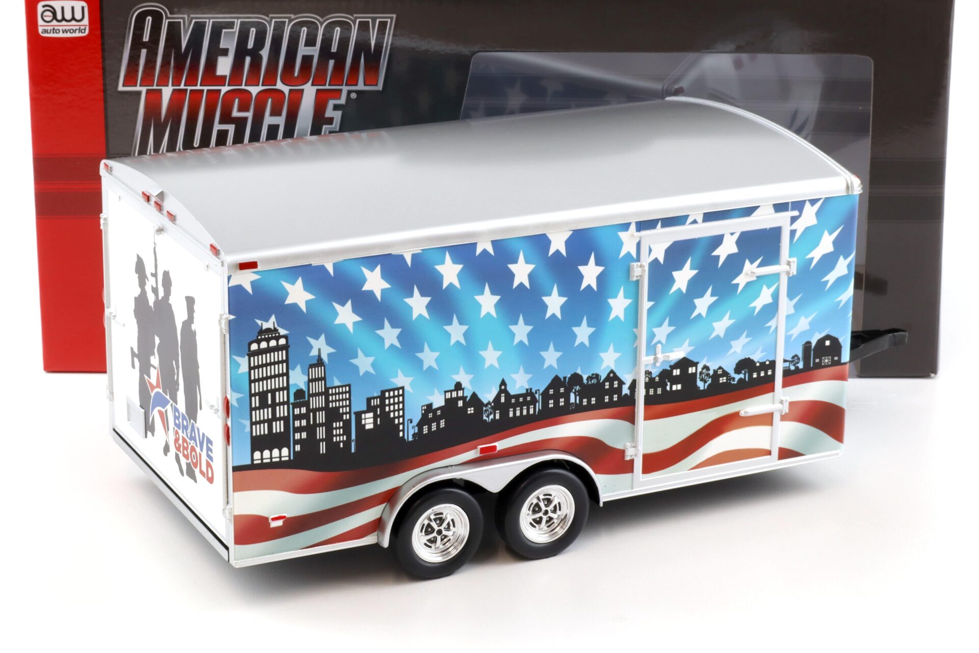 1:18 Auto World Four Wheel Enclosed Trailer Anhänger Bold & Brave USA red/white/blue