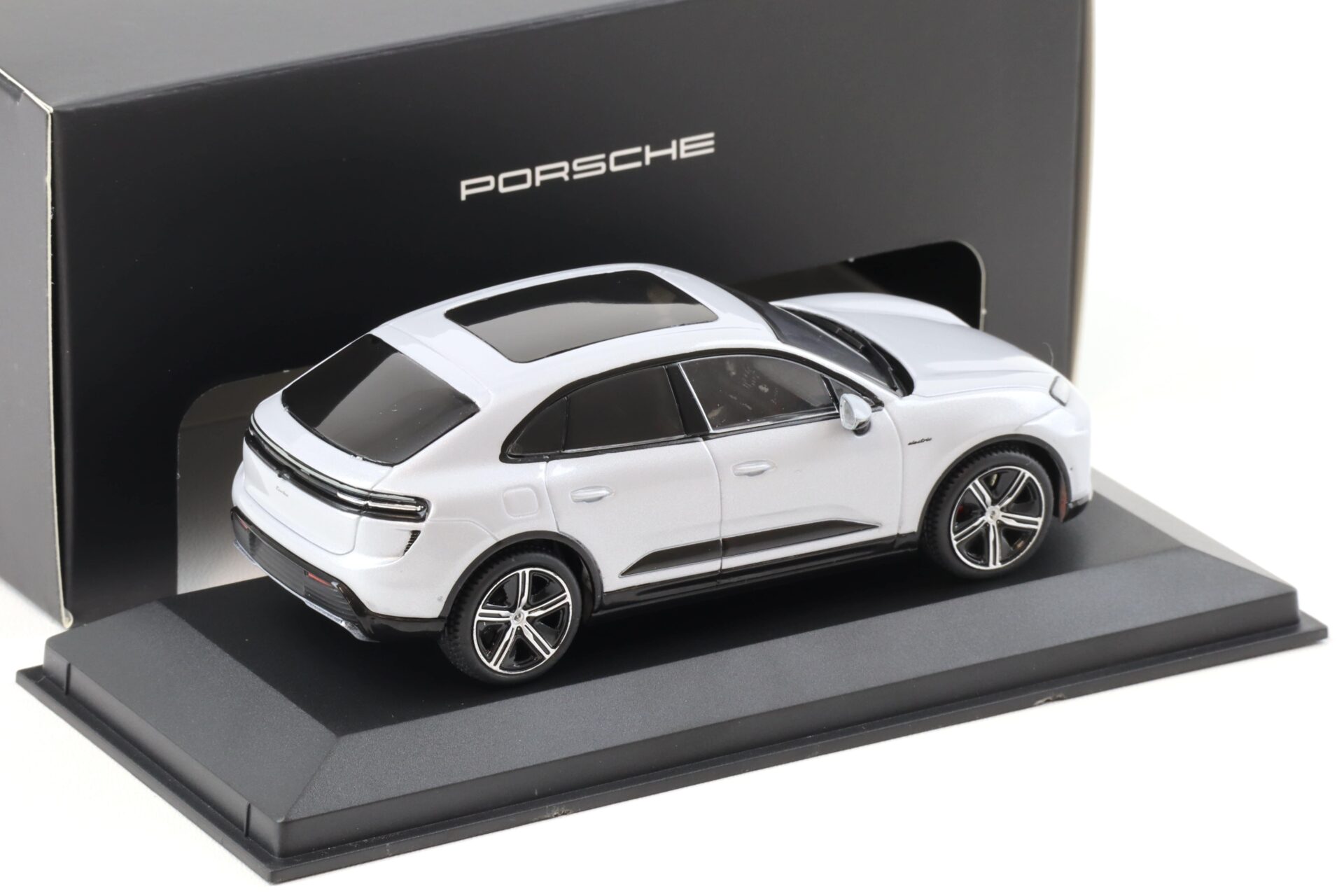 1:43 Solido Porsche Macan Turbo H2 Ice grey metallic 2024 WAP DEALER