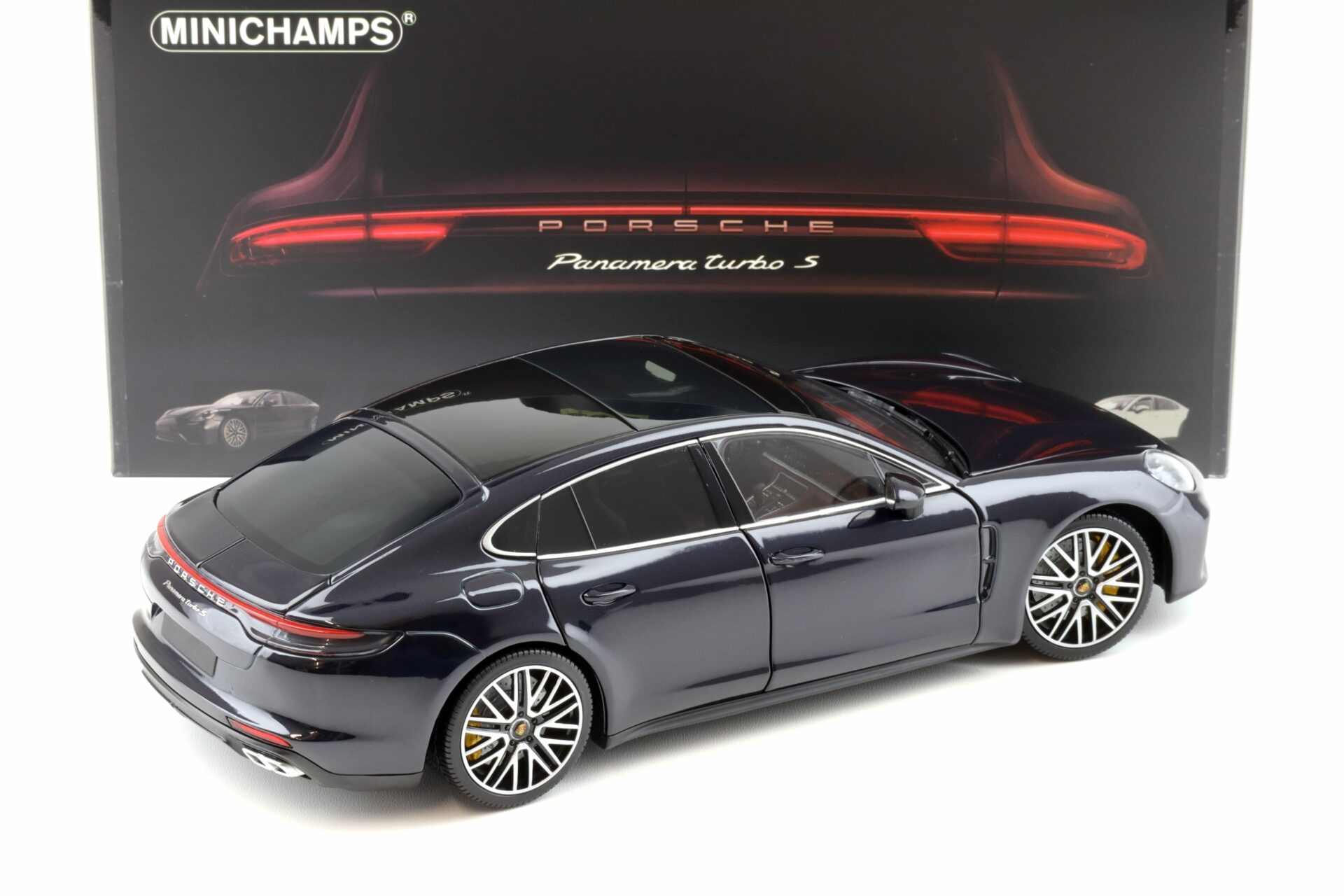 1:18 Minichamps Porsche Panamera Turbo S 2020 Gentian blue metallic