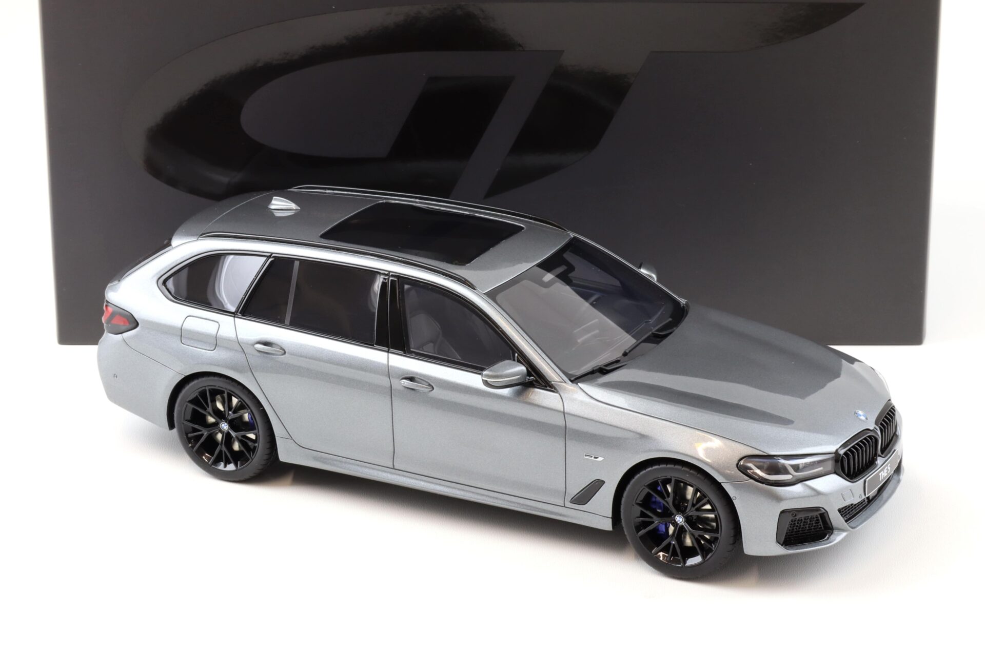 1:18 GT Spirit GT485 BMW 530E Touring xDrive M-Sport G31 grey metallic 2023