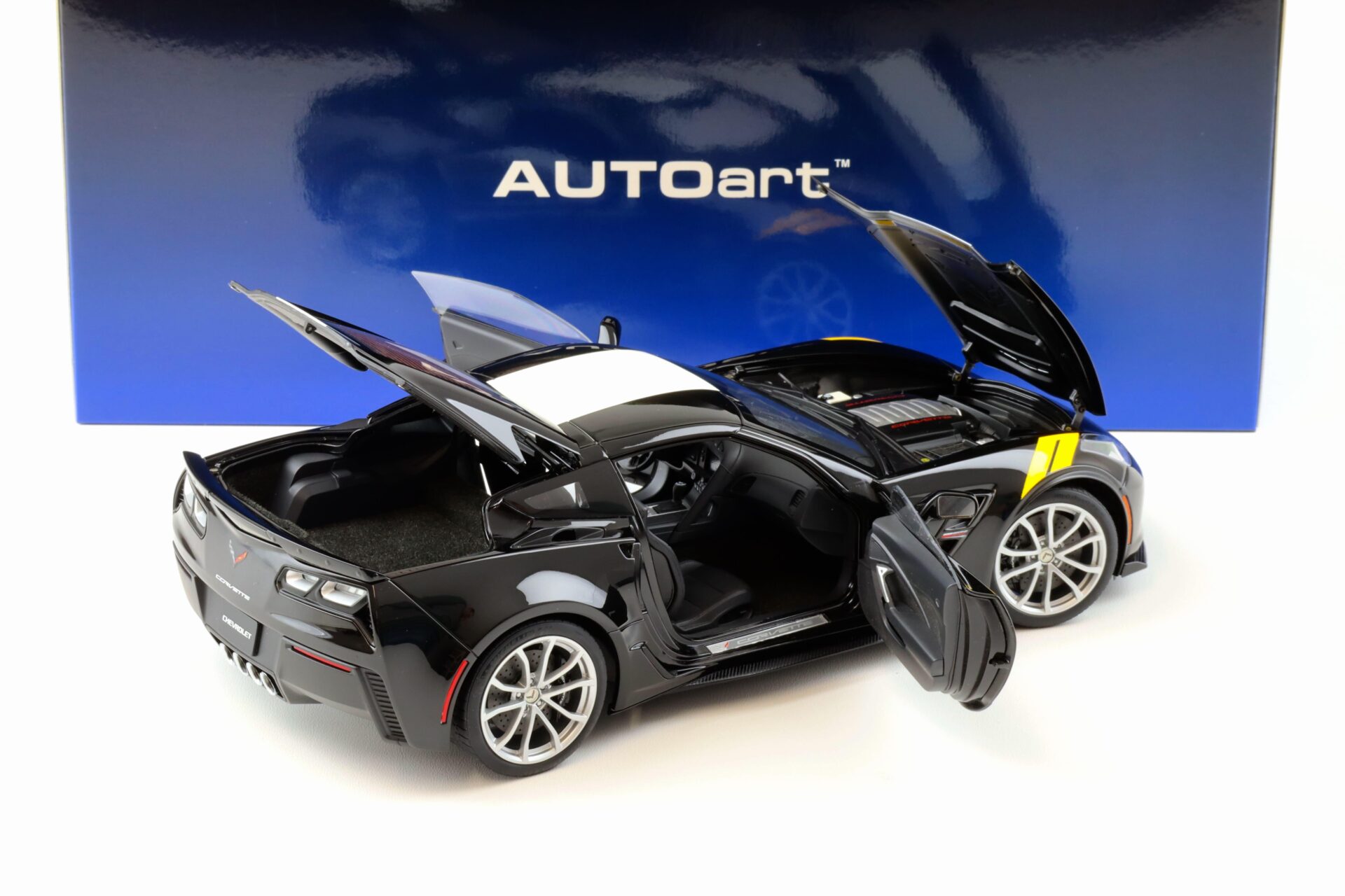 1:18 AUTOart Chevrolet Corvette C7 Grand Sport black/ white stripes