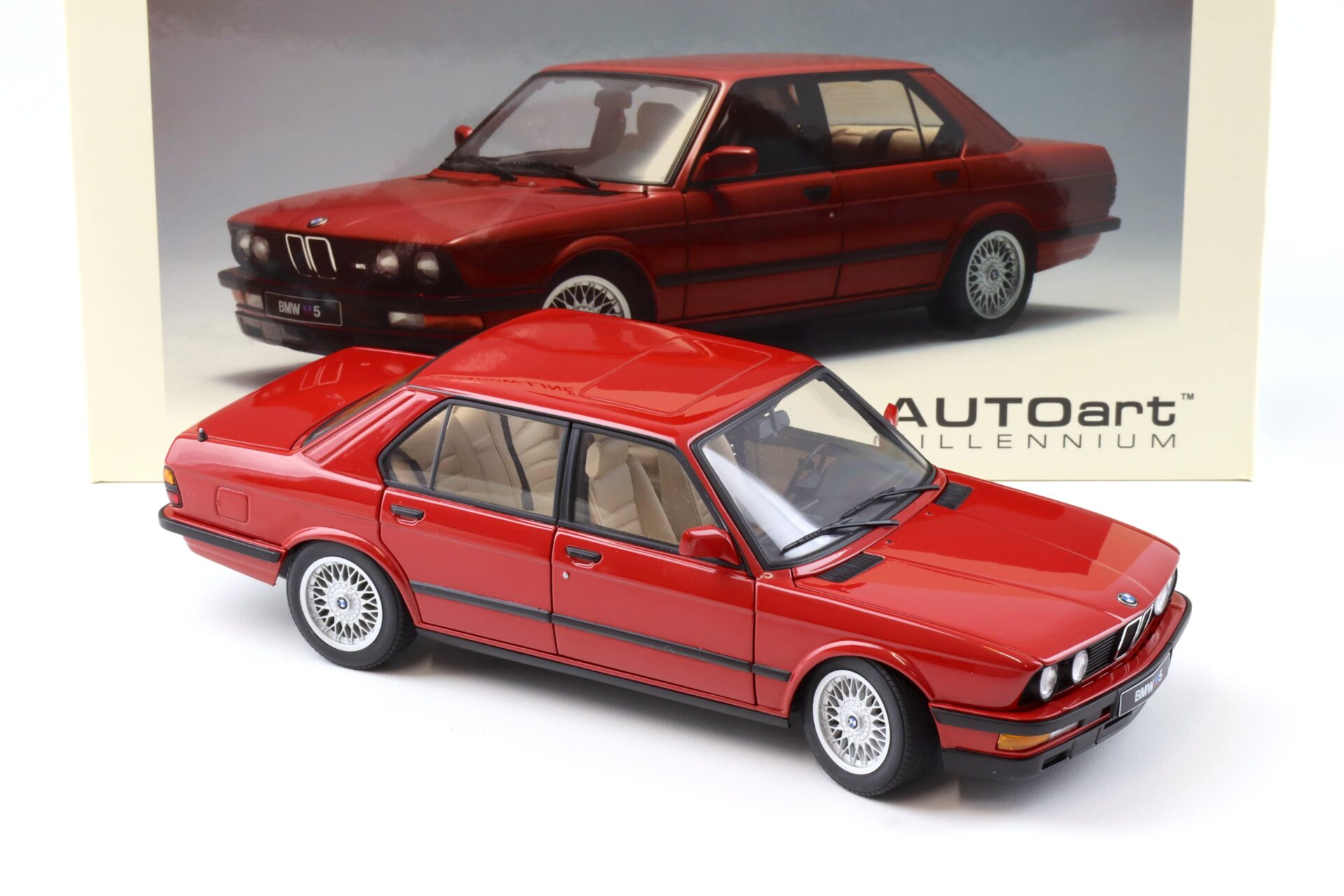 1:18 AUTOart BMW M5 E28 Shadow Line 1987 Zinnober red 75152