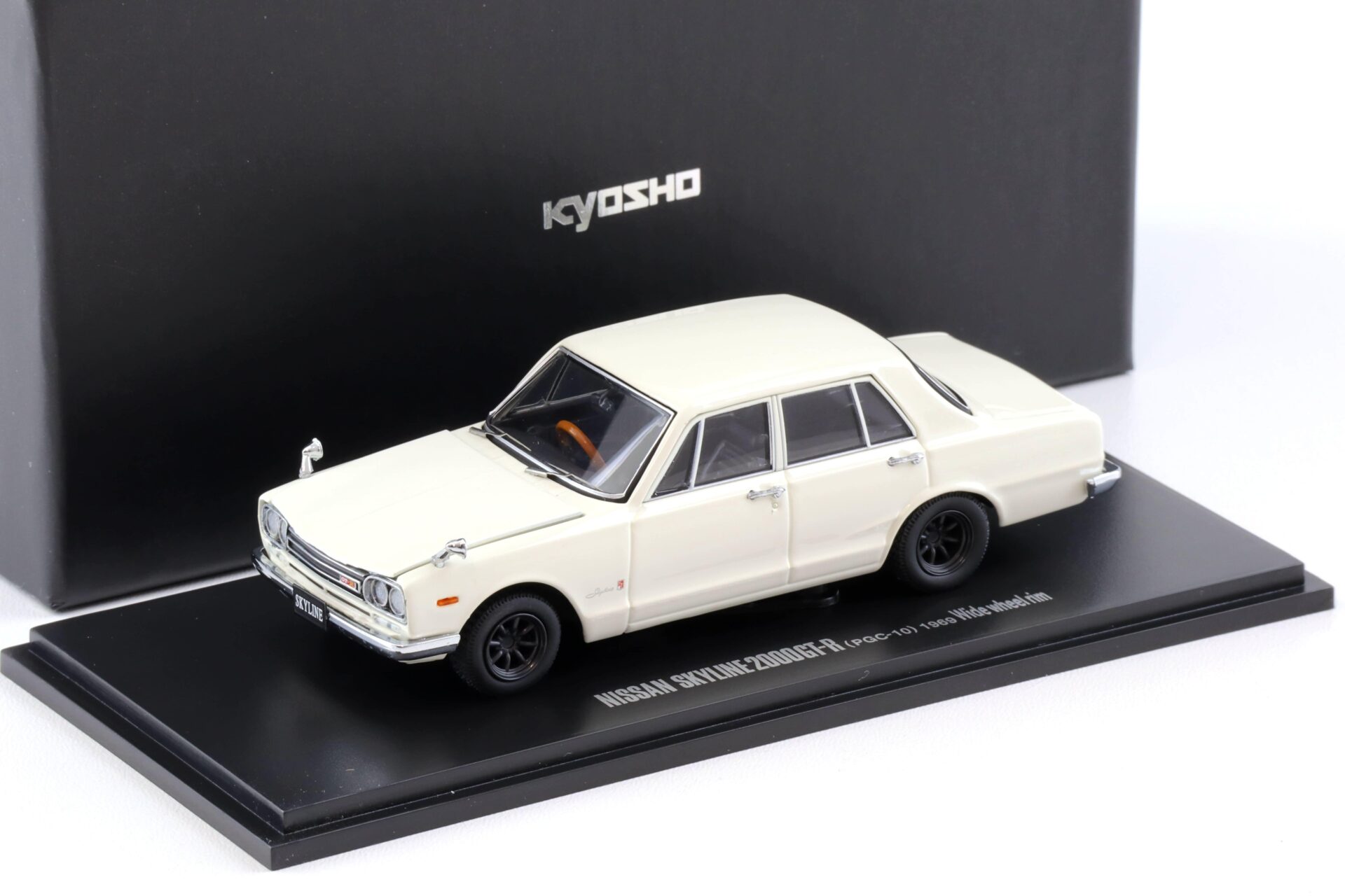 1:43 Kyosho Nissan Skyline 2000 GT-R 4 doors (1969) PGC10 wide wheel white