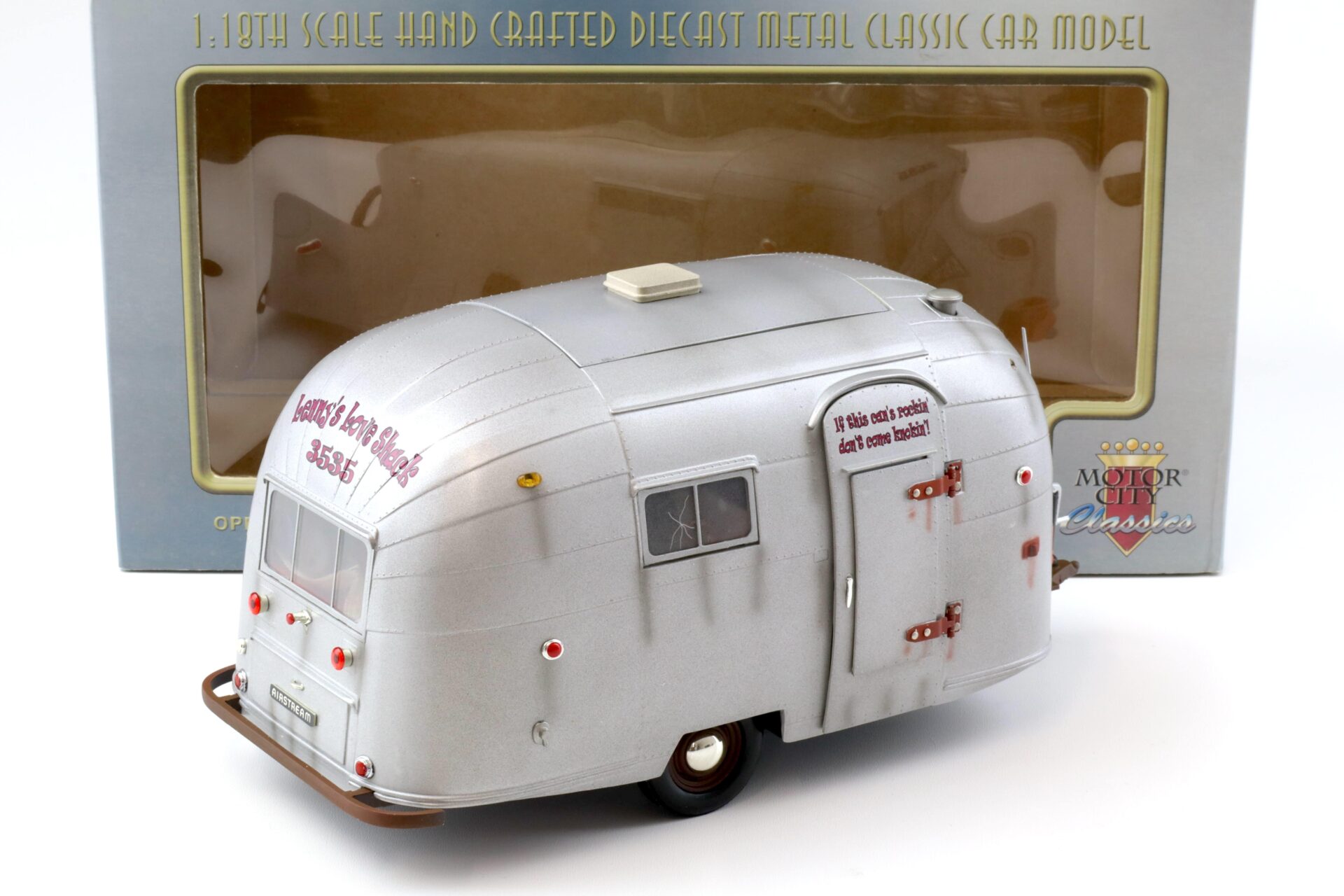1:18 Motor City Classics Weathered AIRSTREAM Trailer Camper Wohnwagen silver 94007