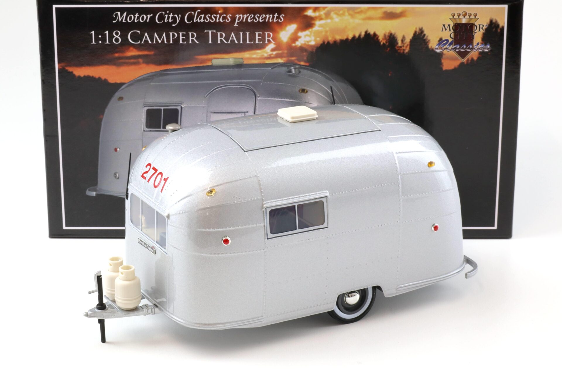 ID 97462 orig.jpg 1:18 Motor City Classics Bowlus Teller Airstream Camper Wohnwagen silver 88101