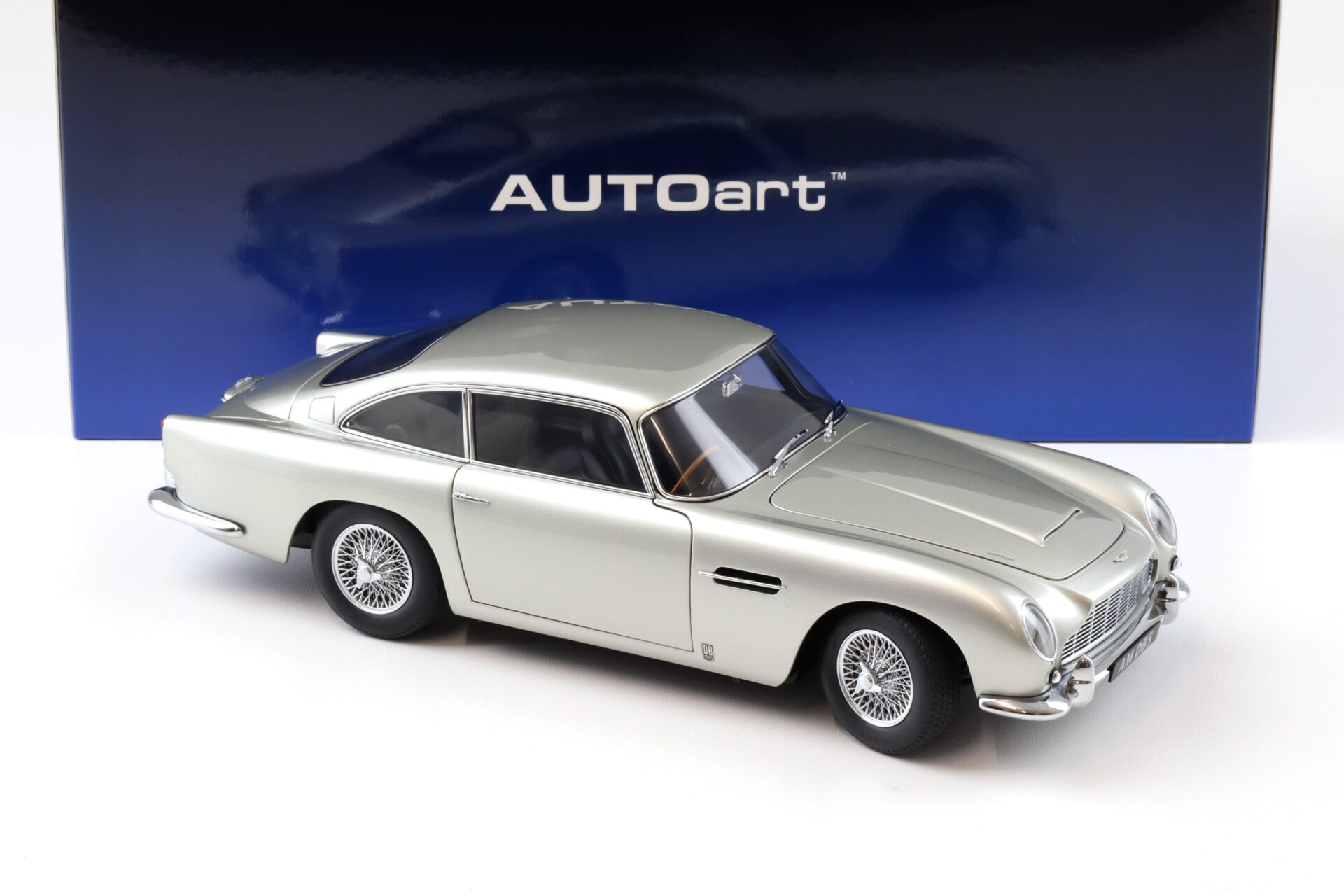1:18 AUTOart Aston Martin DB5 Coupe 1964 Birch silver 70287