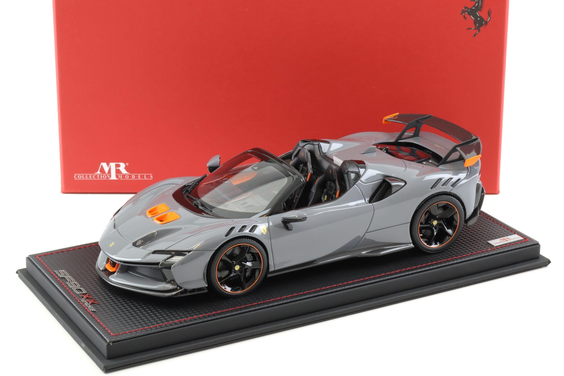 1:18 MR Collection Ferrari SF90 XX Stradale Spider Grigio Nardo with display - Limited 99 pcs.