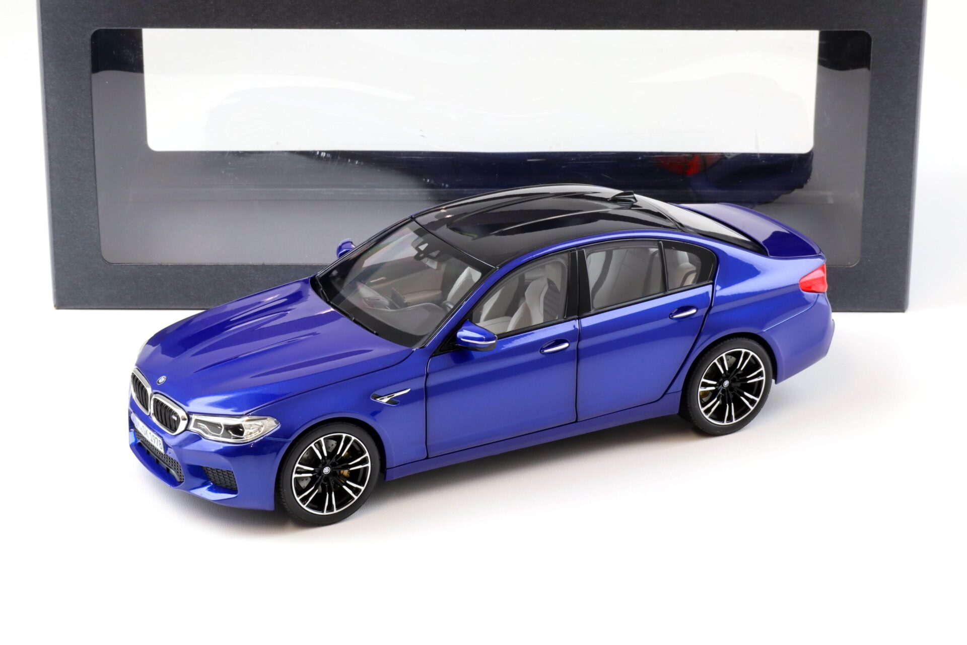 ID 97830 orig.jpg 1:18 Norev BMW M5 F90 Limousine Marina Bay blue 2018 DEALER VERSION