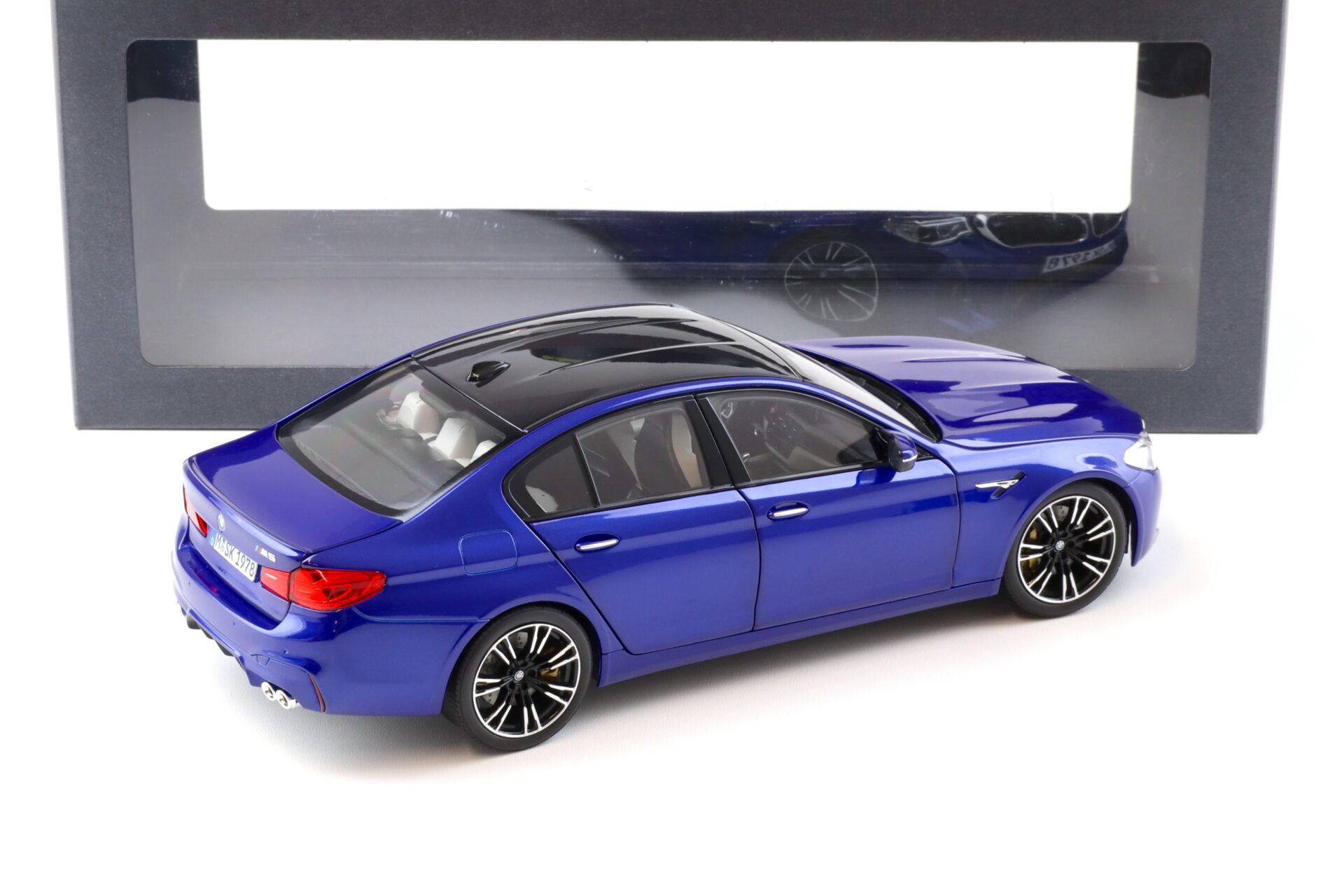 1:18 Norev BMW M5 F90 Limousine Marina Bay blue 2018 DEALER VERSION