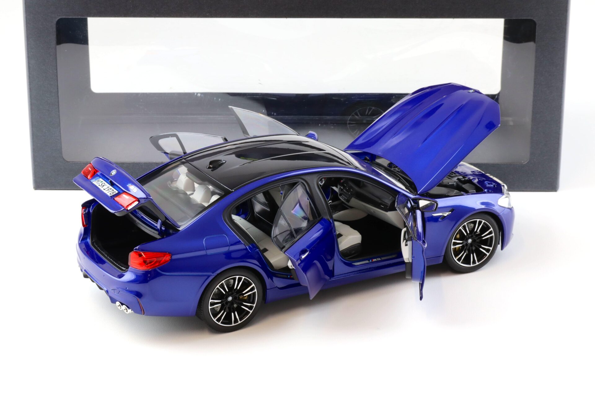 1:18 Norev BMW M5 F90 Limousine Marina Bay blue 2018 DEALER VERSION