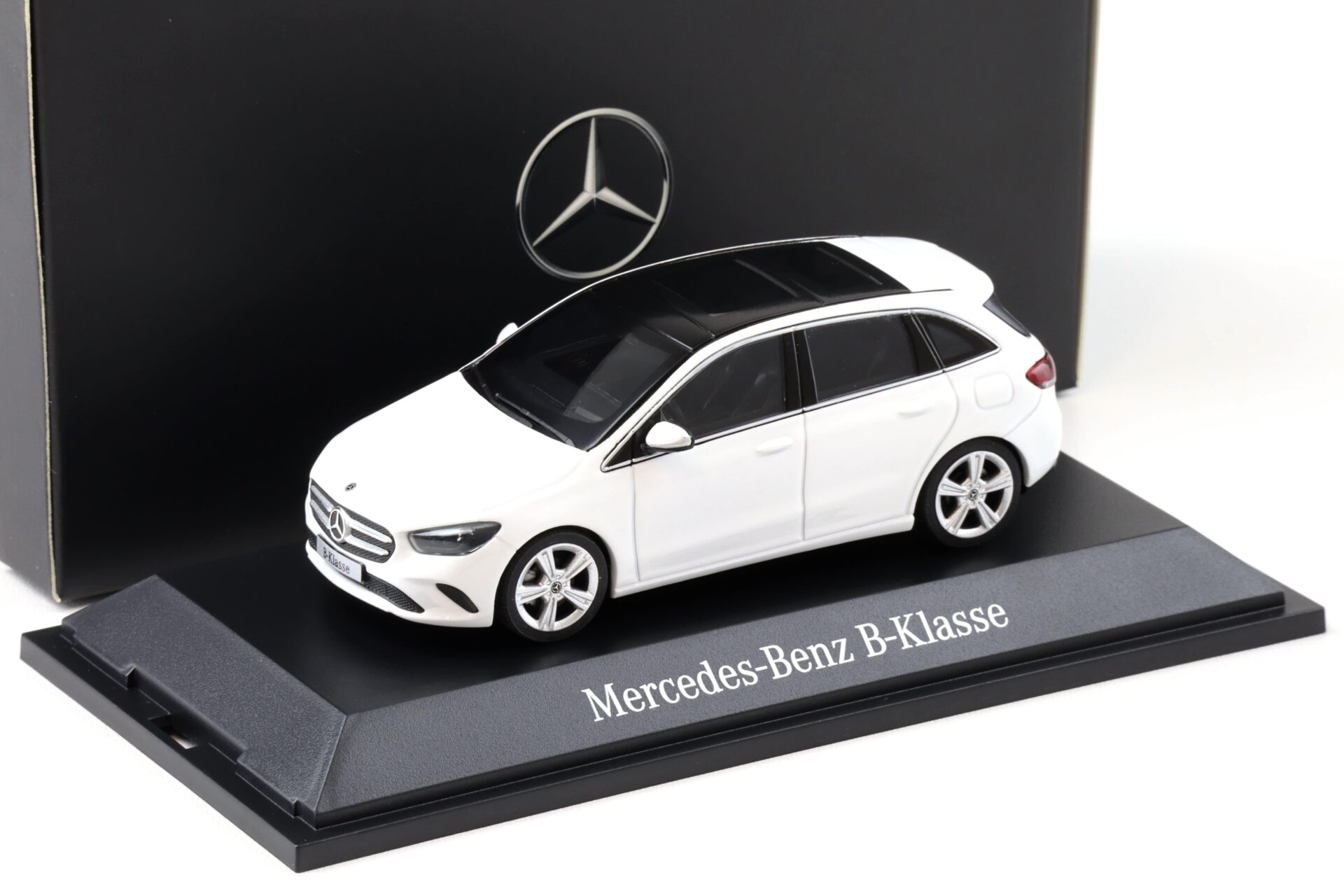 1:43 Herpa Mercedes B-Klasse W247 Polar white DEALER VERSION