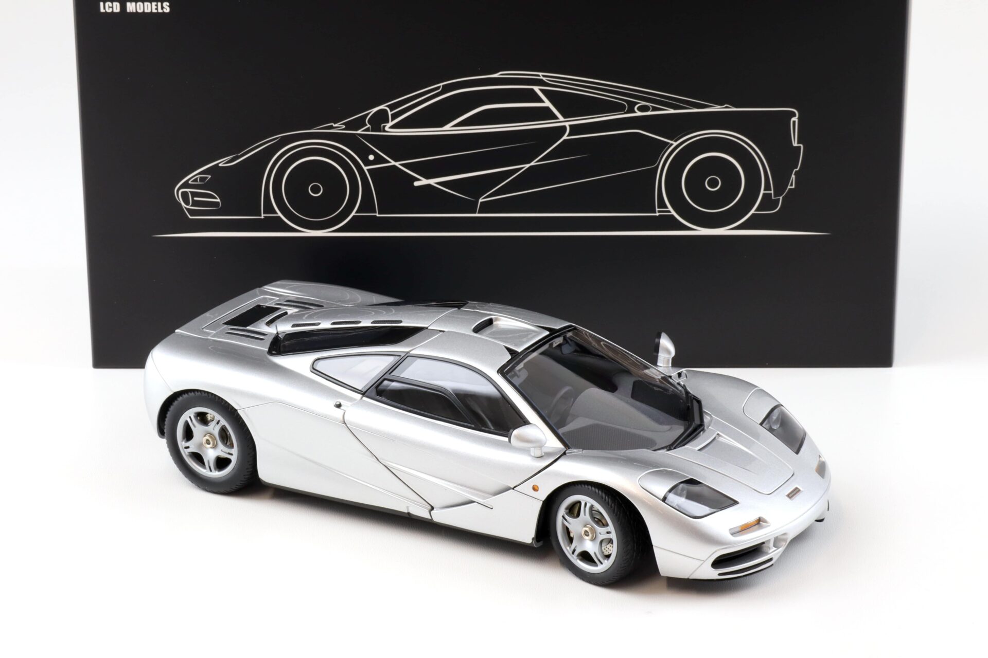 1:18 LCD Models McLaren F1 Road Car silver metallic 1995 LCD18014-SI