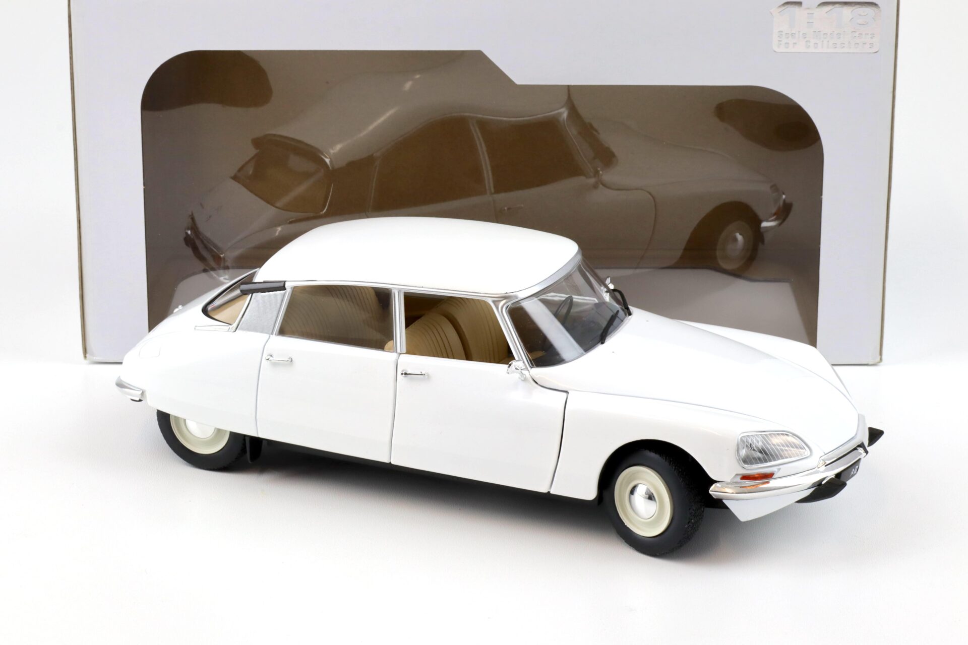 1:18 Solido Citroen D Special 1972 white