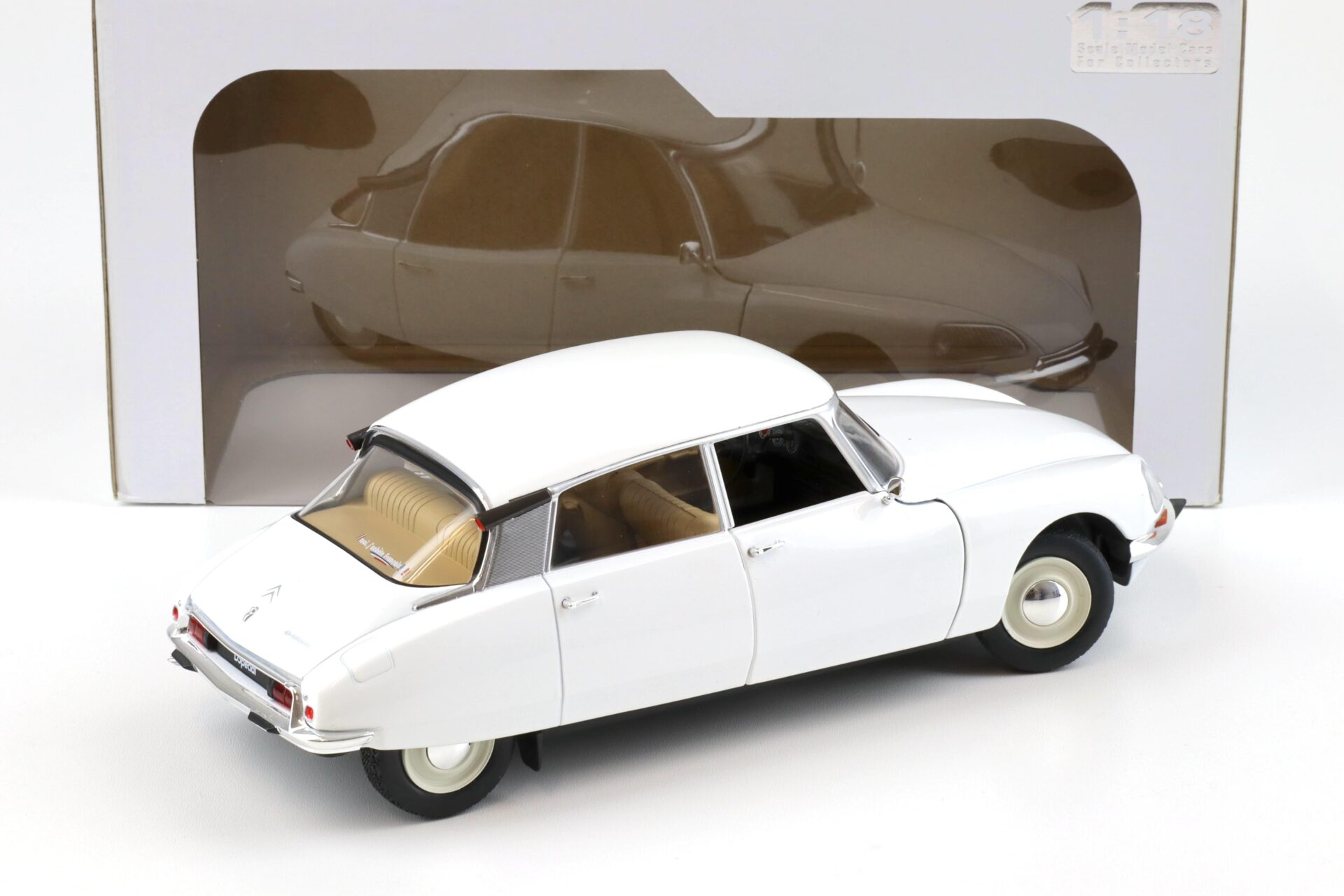 1:18 Solido Citroen D Special 1972 white