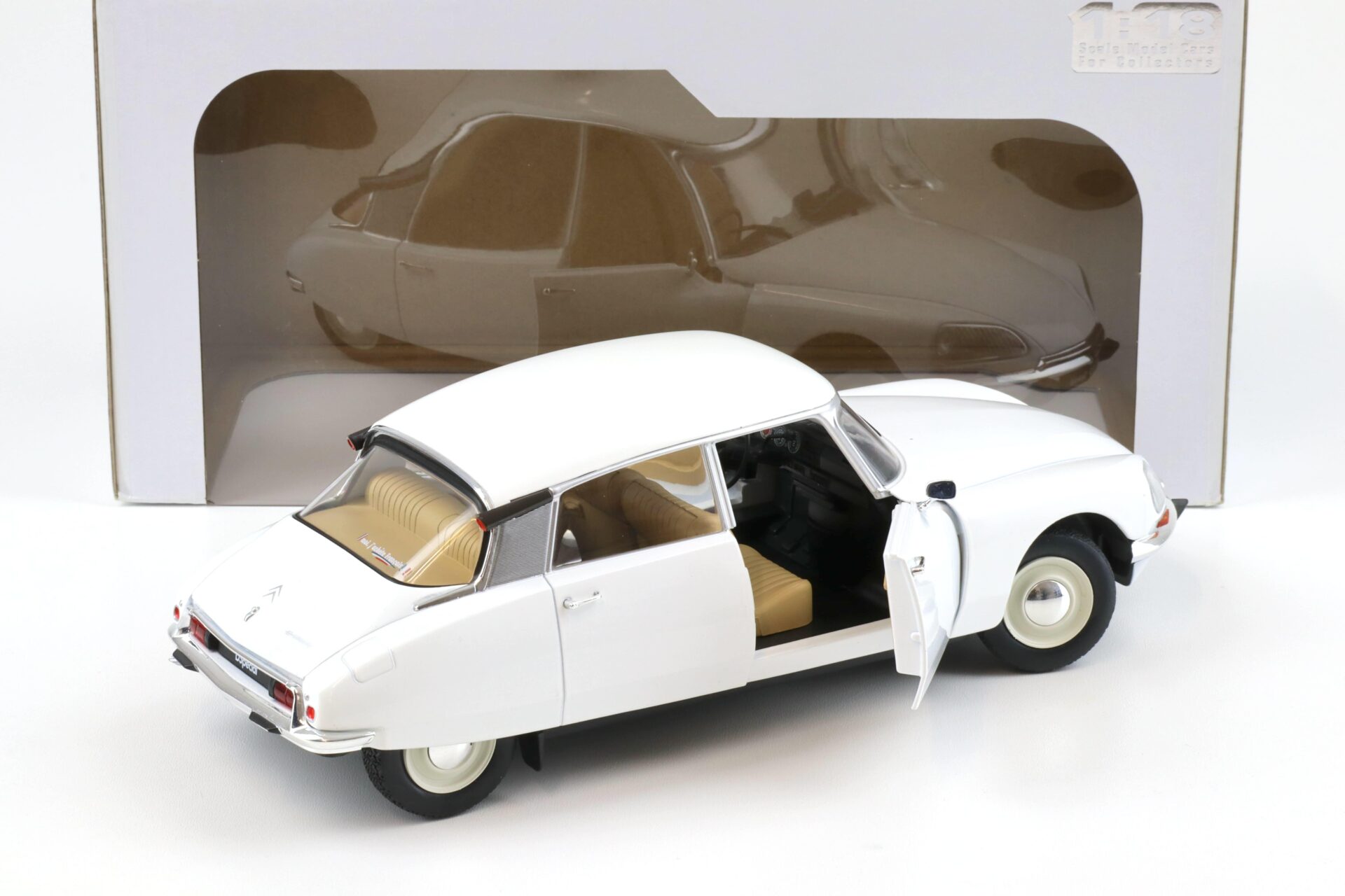 1:18 Solido Citroen D Special 1972 white