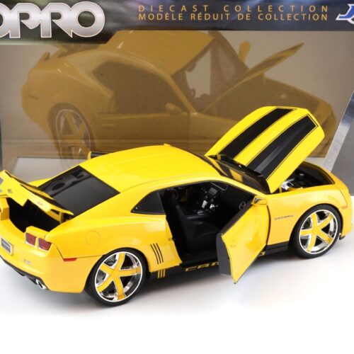 1:18 JADA Toys 2010 Chevrolet Camaro SS Coupe LOPRO metallic yellow/ black stripes - Image 4