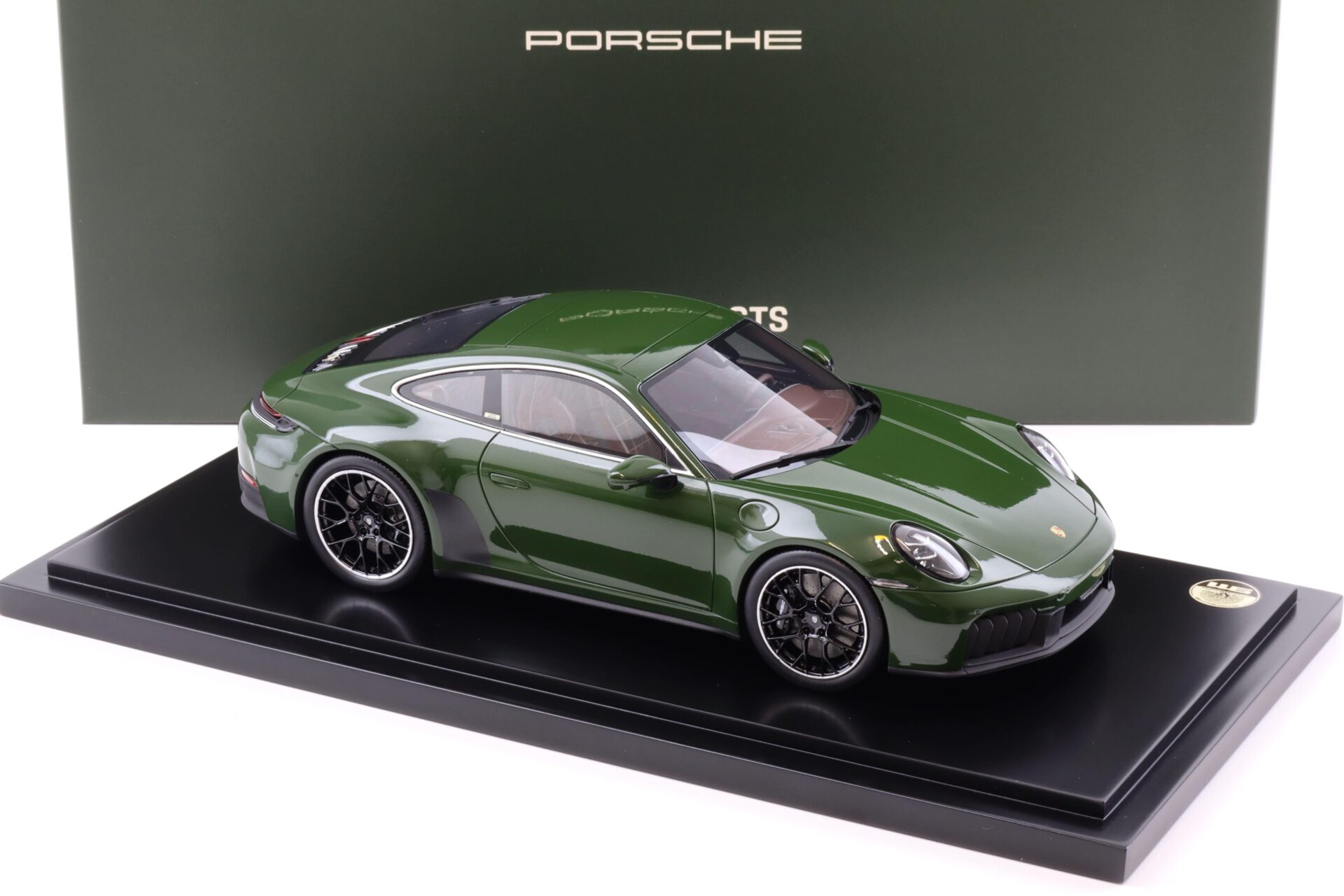 1:18 Spark Porsche 911 992.2 Carrera GTS Cuarenta Quercusverde WAP DEALER