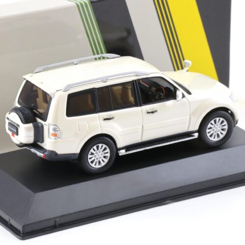 1:43 First43 Mitsubishi Pajero 4WD 2010 pearl white