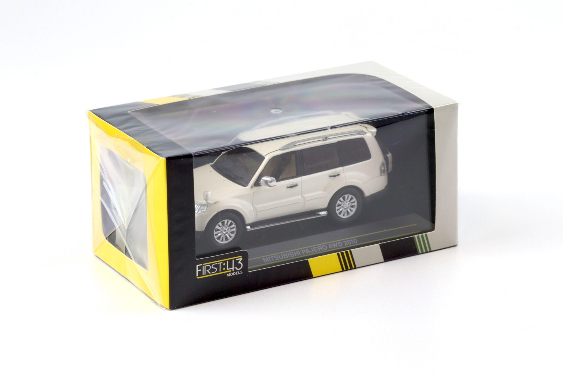 1:43 First43 Mitsubishi Pajero 4WD 2010 pearl white