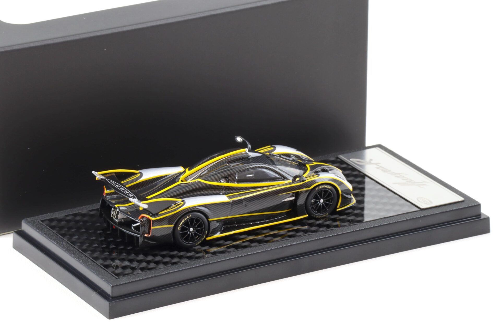 1:64 LCD Models Pagani Huayra R black Carbon/ silver LCD64028-BS