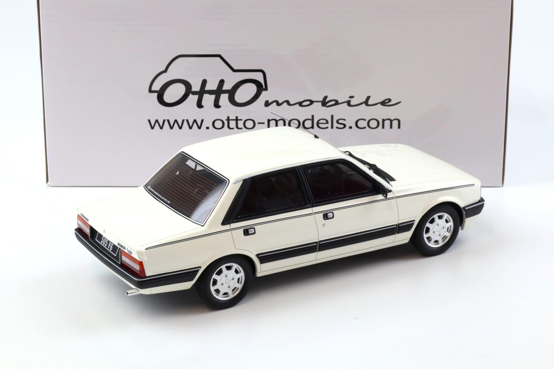 1:18 OTTO mobile OT1297 Peugeot 505 V6 Limousine white 1989