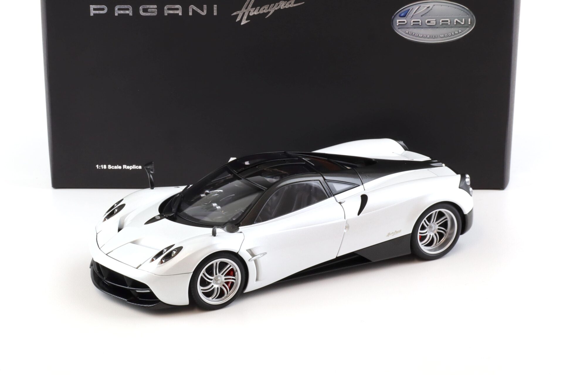 1:18 AUTOart Signature Pagani Huayra 2011 pearl white DIECAST 78267