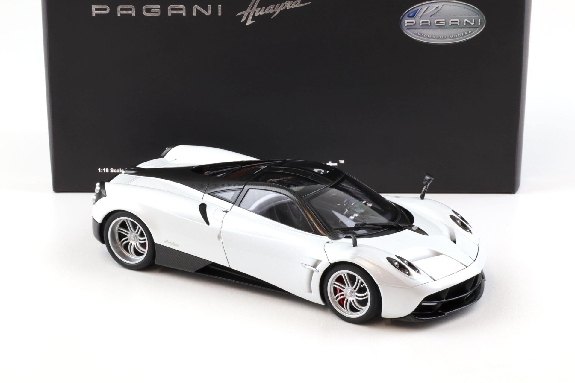 1:18 AUTOart Signature Pagani Huayra 2011 pearl white DIECAST 78267