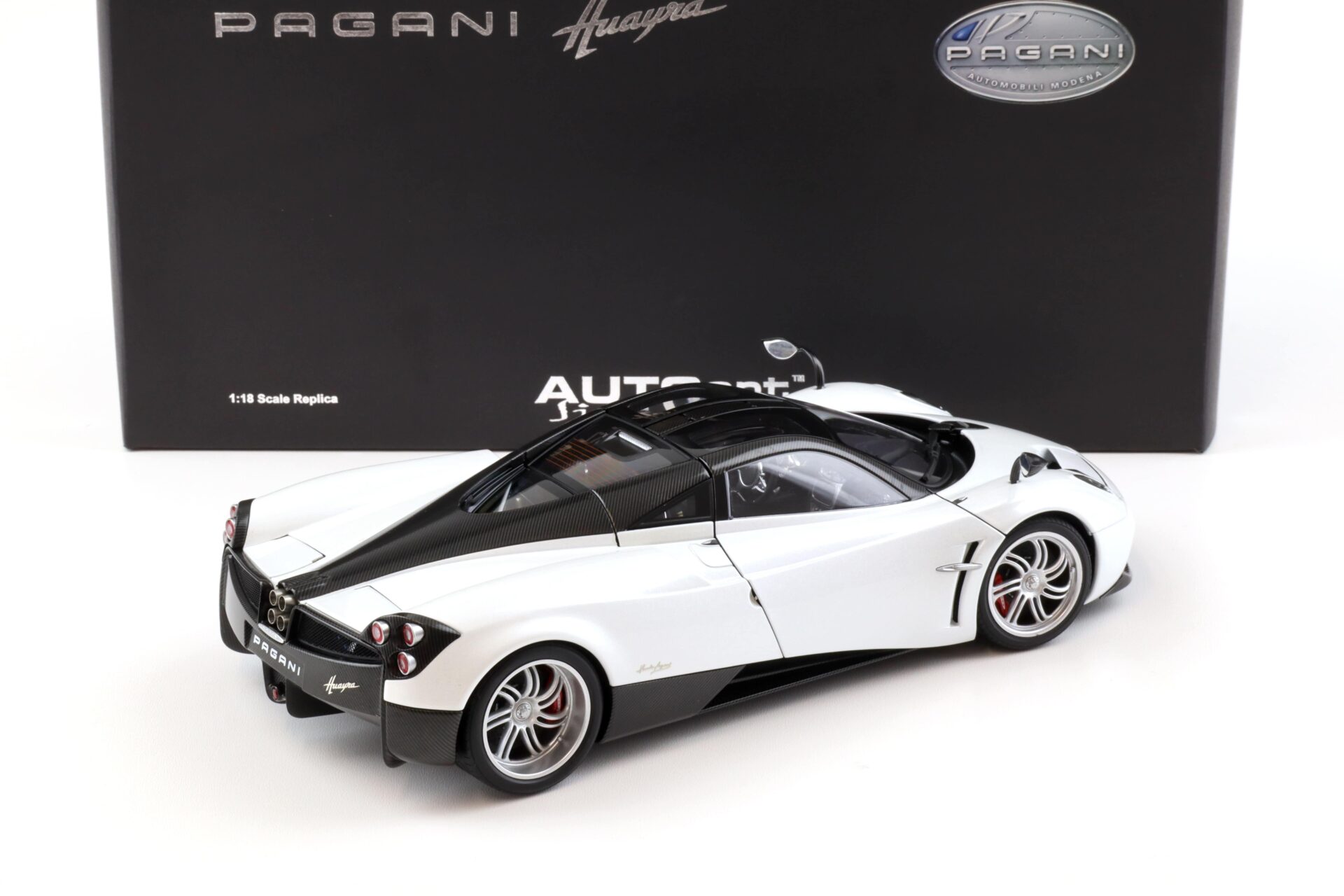 1:18 AUTOart Signature Pagani Huayra 2011 pearl white DIECAST 78267
