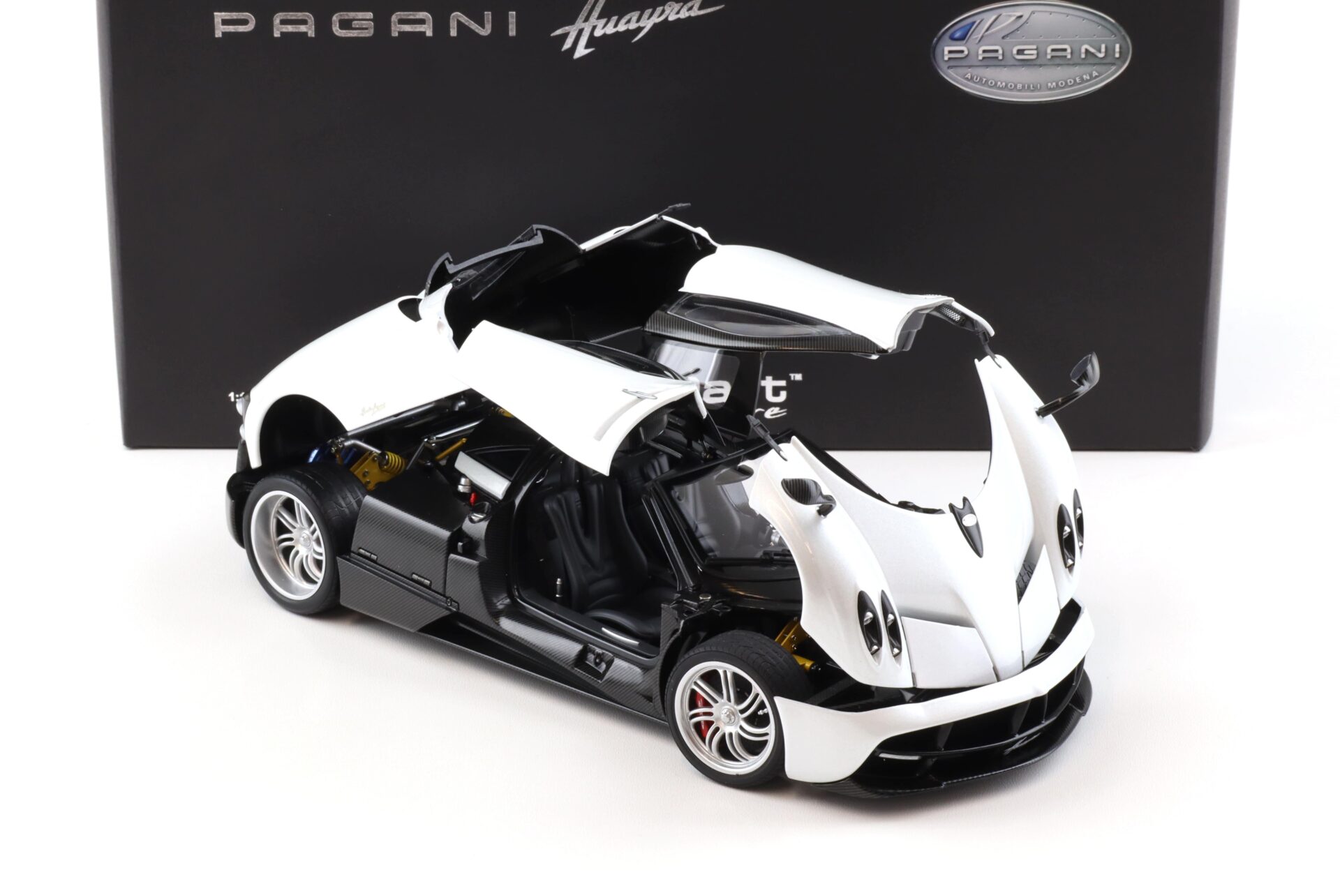 1:18 AUTOart Signature Pagani Huayra 2011 pearl white DIECAST 78267