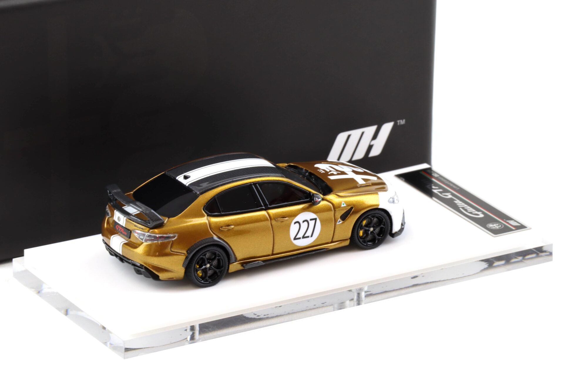 1:64 Motorhelix Alfa Romeo Giulia GTAm Ocra GT gold MH64009OG