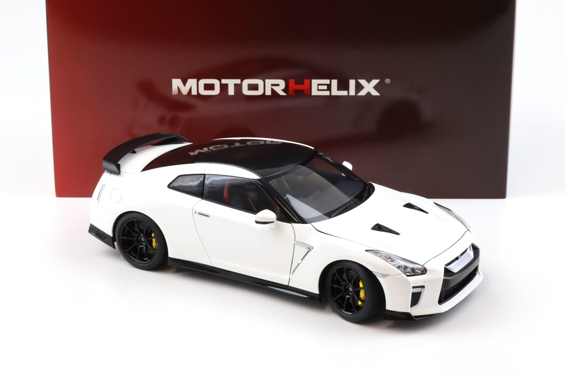 1:18 Motorhelix Nissan GT-R R35 Track Edition by NISMO 2022 T-Spec pearl white M83518